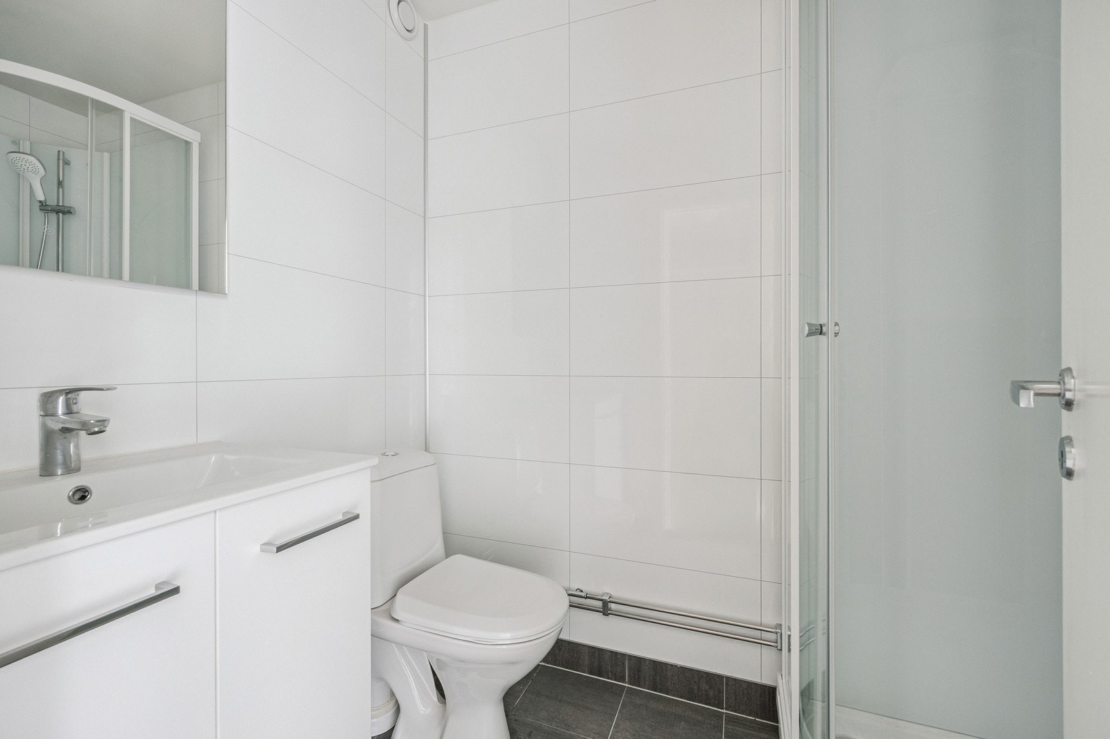 Bad med dusjkabinett, varmekabler og opplegg for vaskemaskin Galleribilde