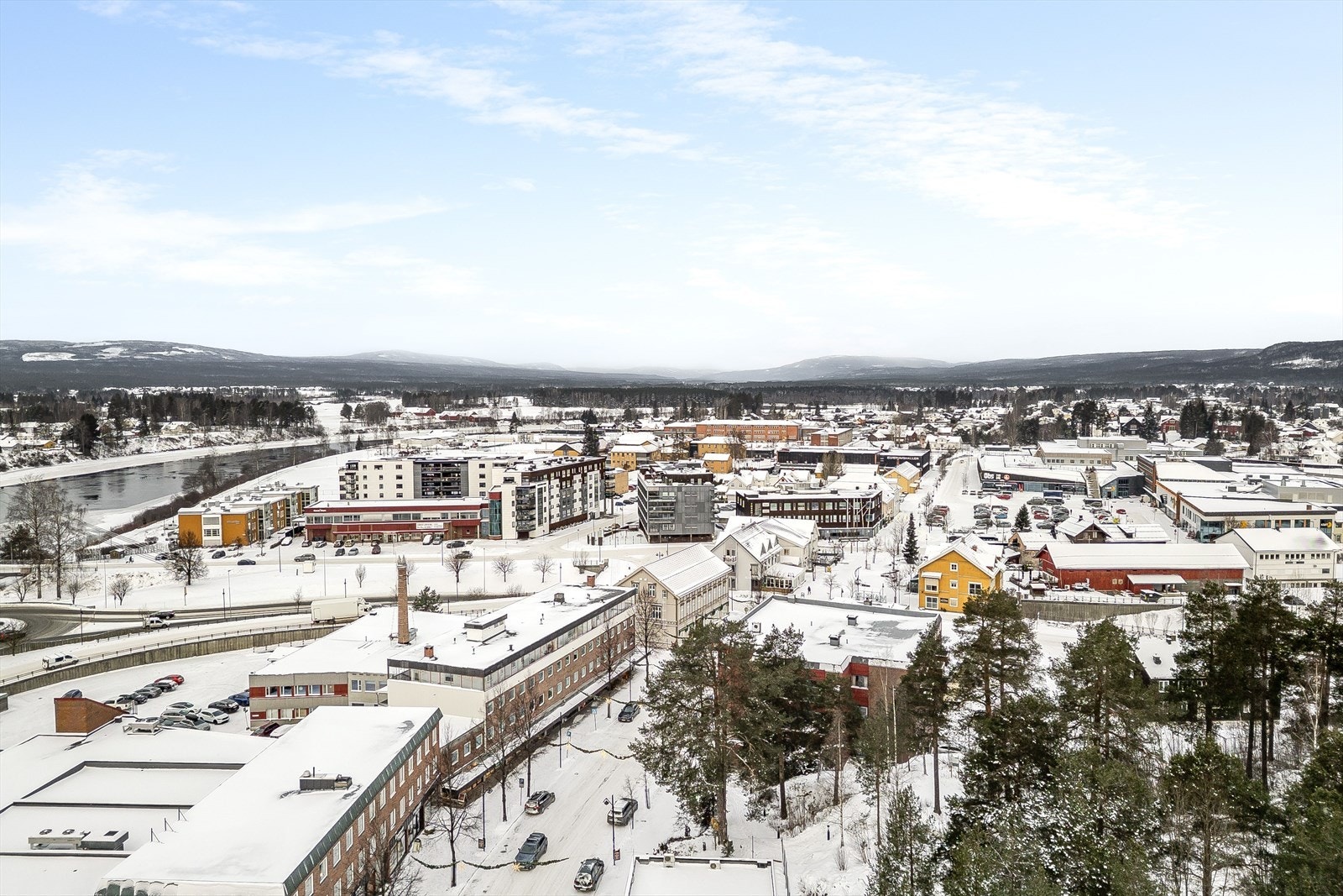 Det er godt med bussforbindelser ved Torget, som ligger rett i nærheten. Bybussen tar deg til de øvrige bydelene, samt Skysstasjoen og Terningen Arena med Universitet. Galleribilde