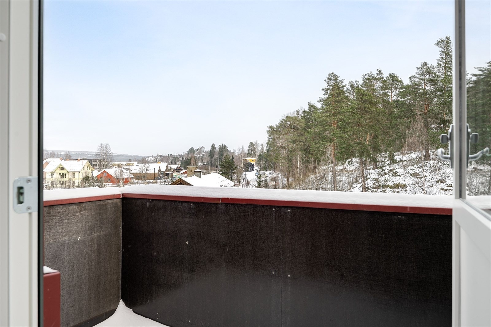 Utsikt fra balkongen mot bakgården. Det medfølger en parkeringsplass i bakgården samt en bod i felles kjeller. Galleribilde