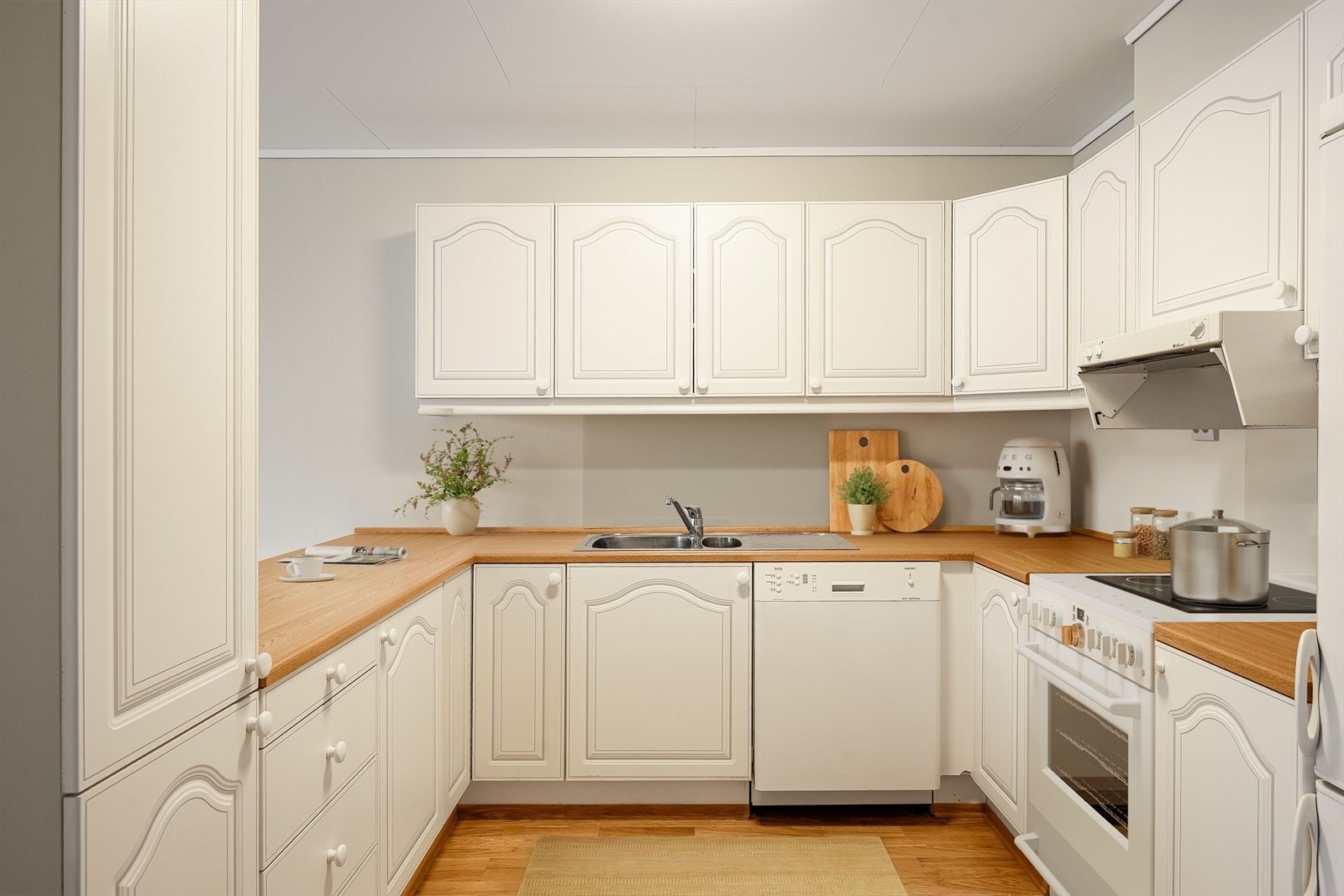 Det er åpen løsning for hvitevarer på kjøkkenet, samt godt med skap- og benkeplass. Galleribilde