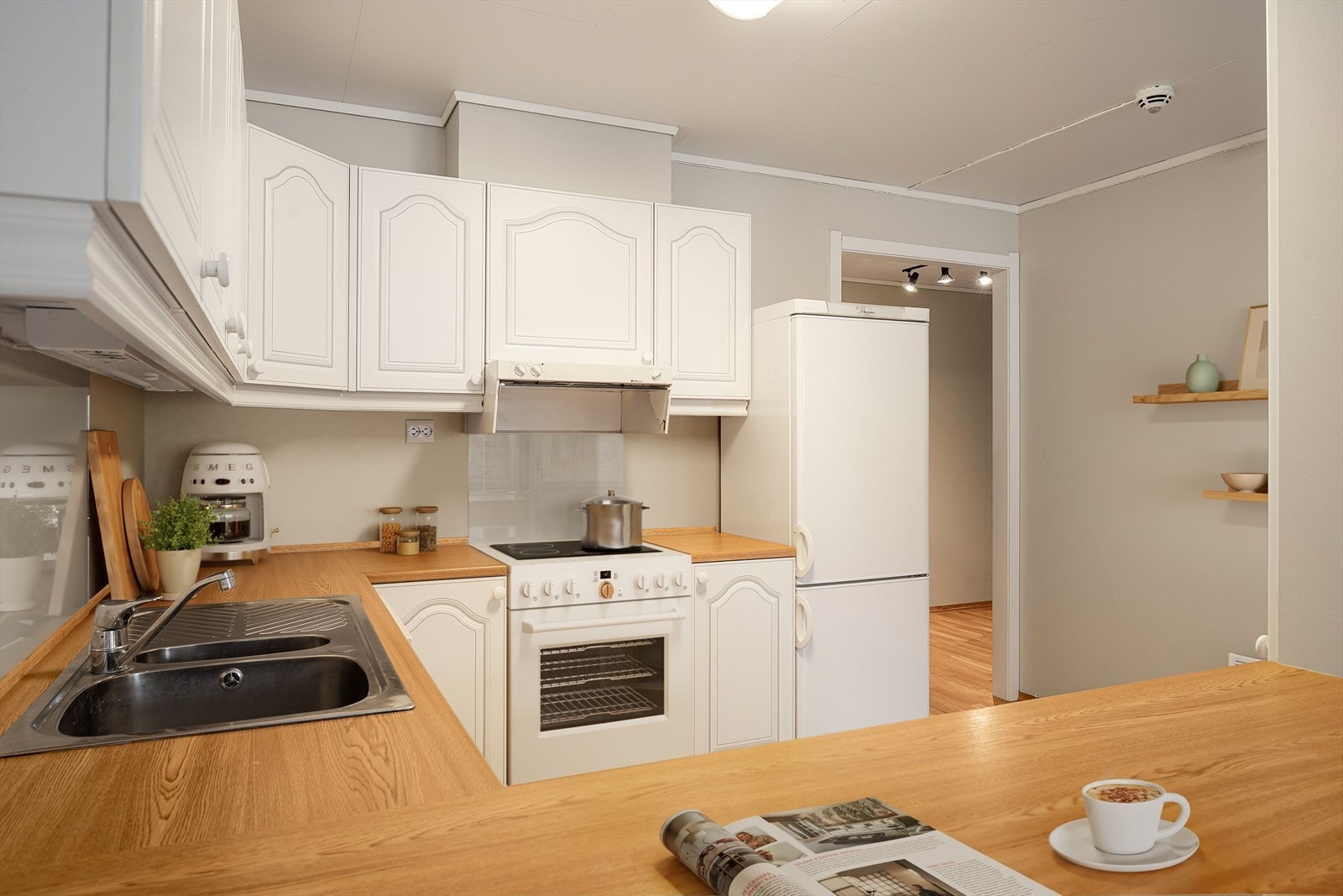 Kjøkkenet har innredning med profilerte fronter og benkeplate i laminat. Galleribilde