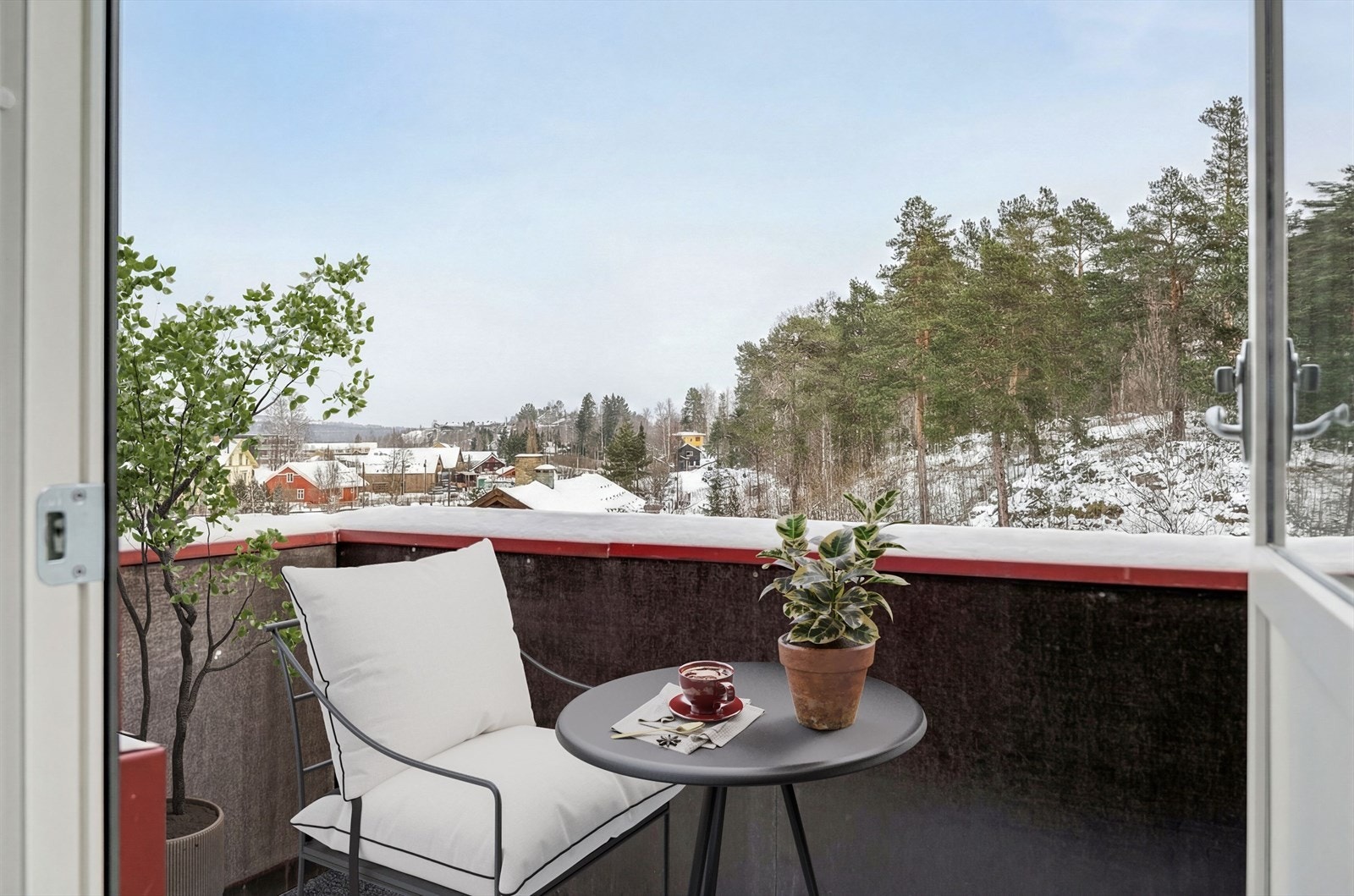 Fra stuen er det utgang til en balkong på ca. 3 kvm som vender mot den rolige bakgården. Galleribilde