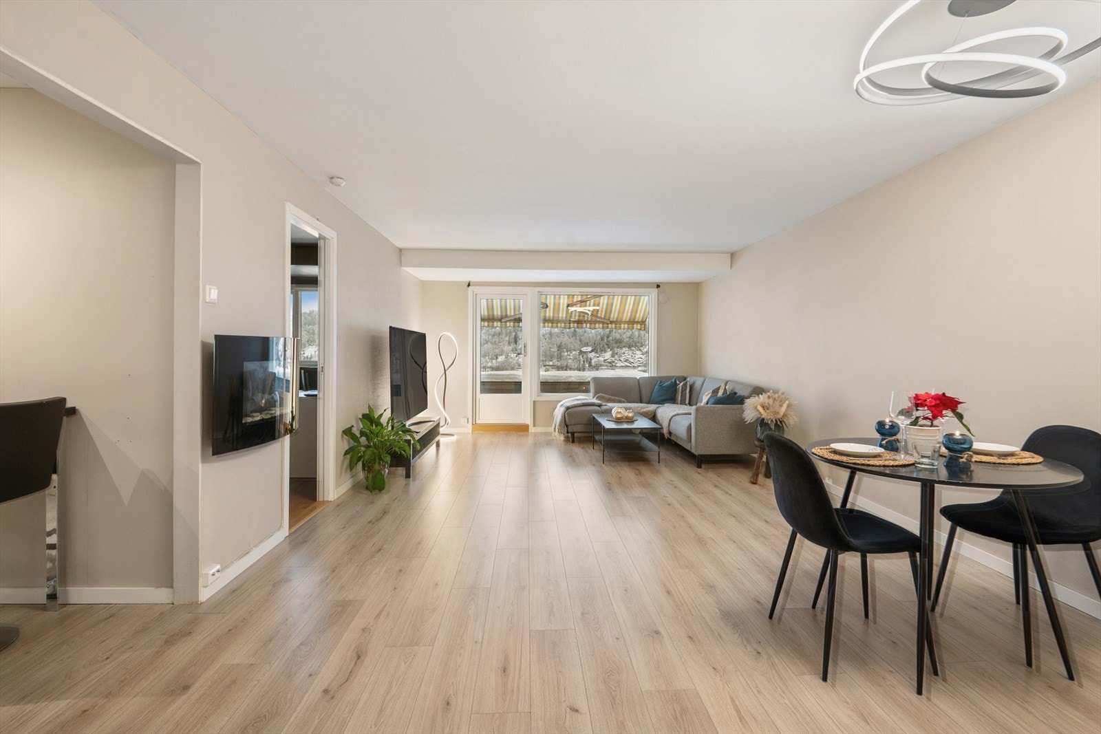 Romslig stue og store vinduer gir naturlig lys og fin utsikt! Galleribilde