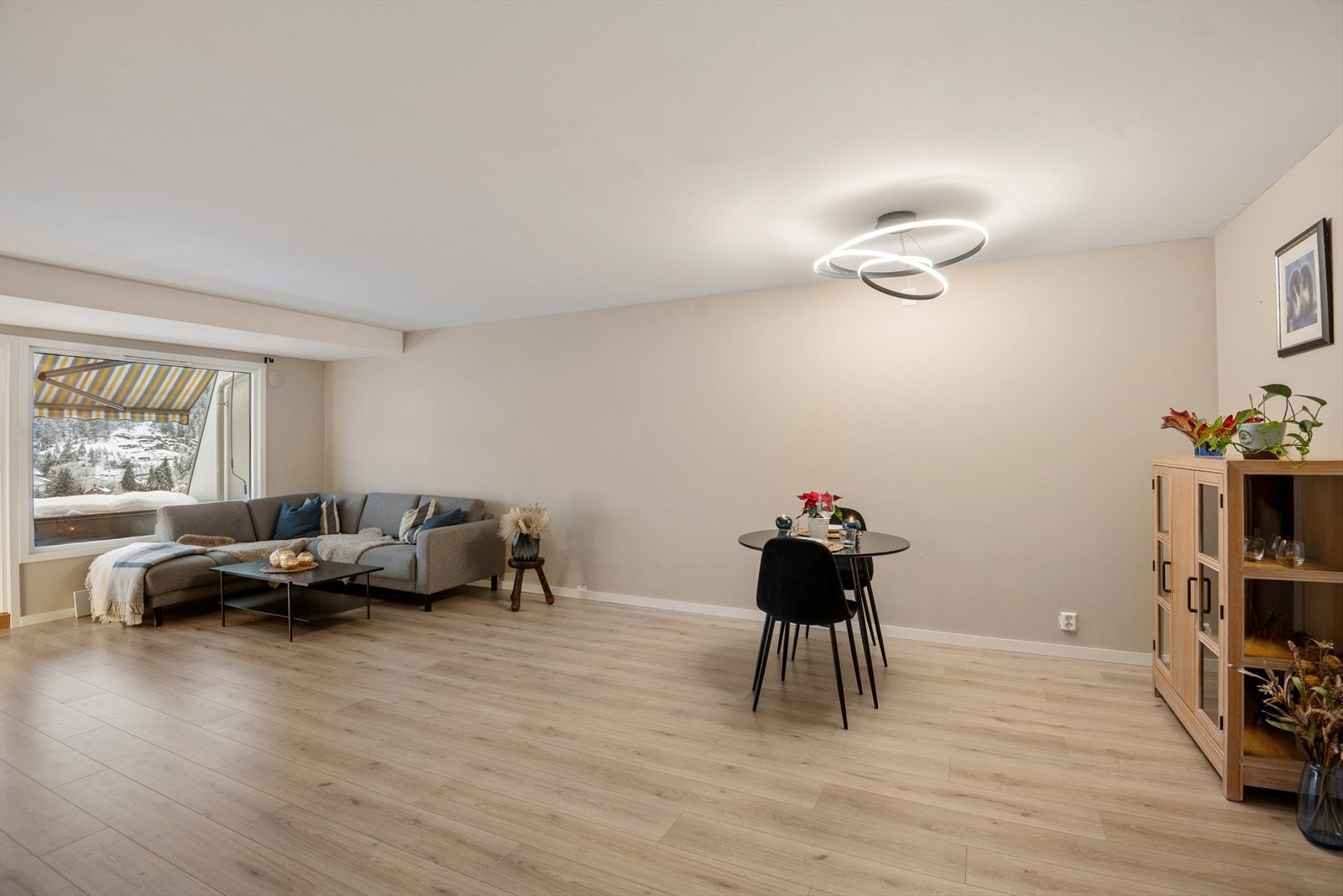 Den romslige stuen har plass til både sofa og spisebord, noe som gir gode og fleksible møbleringsmuligheter. Galleribilde