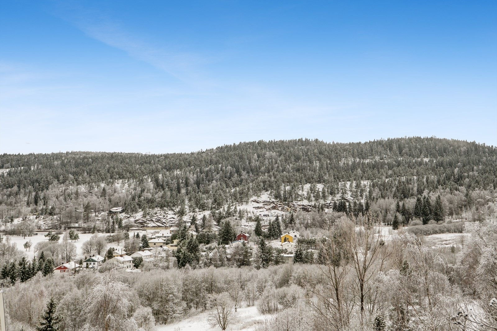 Utsikten mot det naturskjønne området med skogkledde åser gir leiligheten et rolig og fredelig preg. Galleribilde