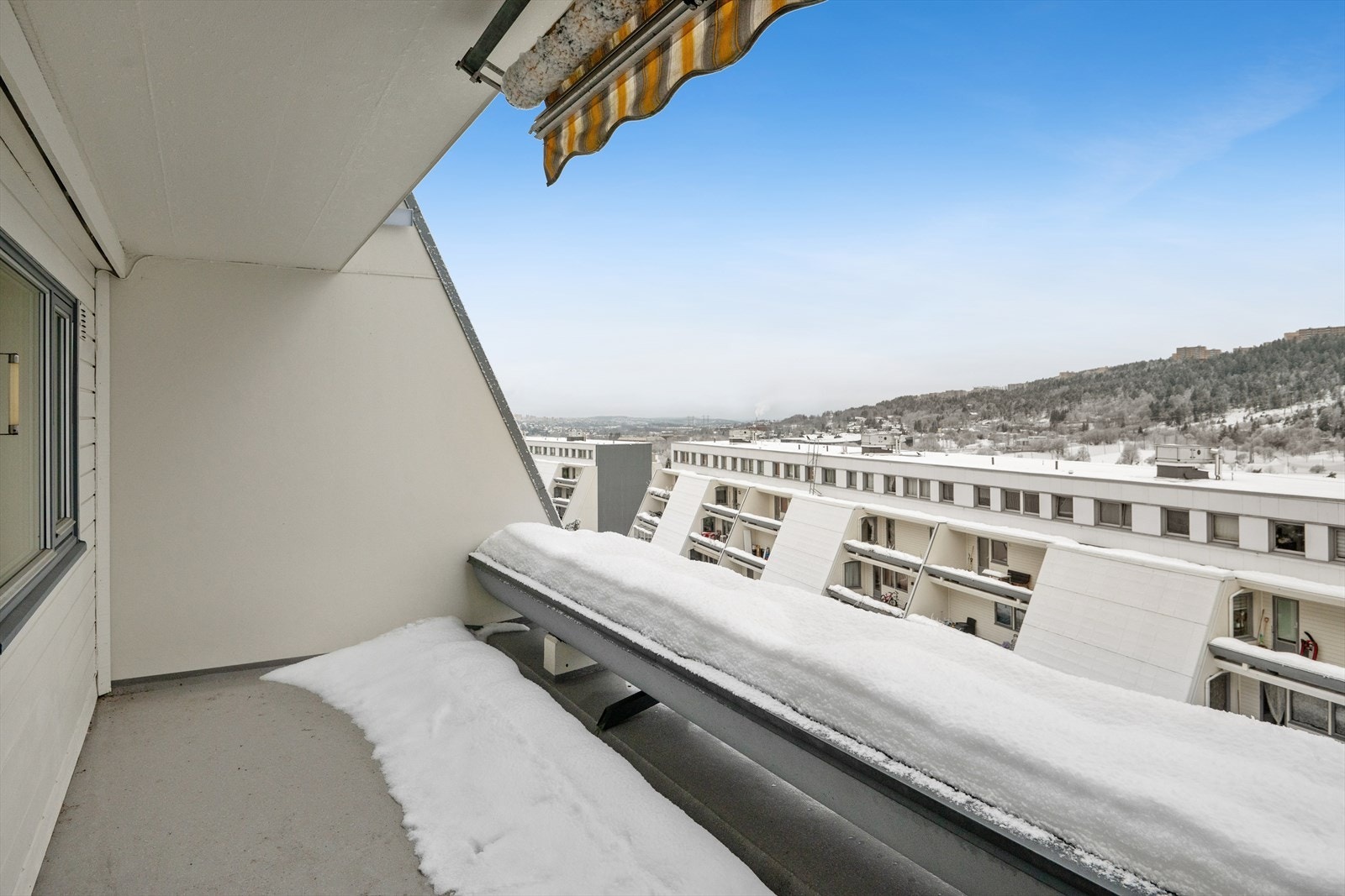 Vestvendt balkong delvis overbygd med fint utsyn ut over nærområdet. Galleribilde