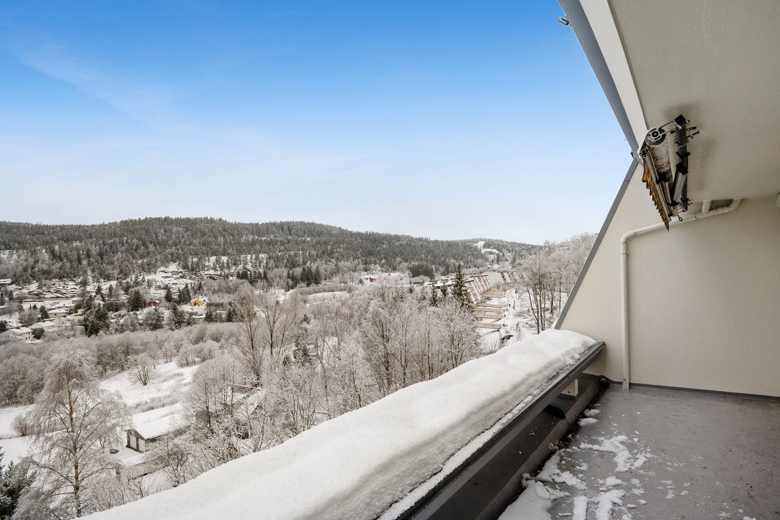 Utsikt mot grøntområde fra balkongen gir naturskjønn opplevelse. Det er god plass til balkongmøblement. Galleribilde