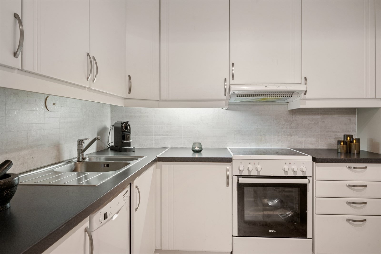 Kjøkkenet har godt med skap- og benkeplass. Galleribilde