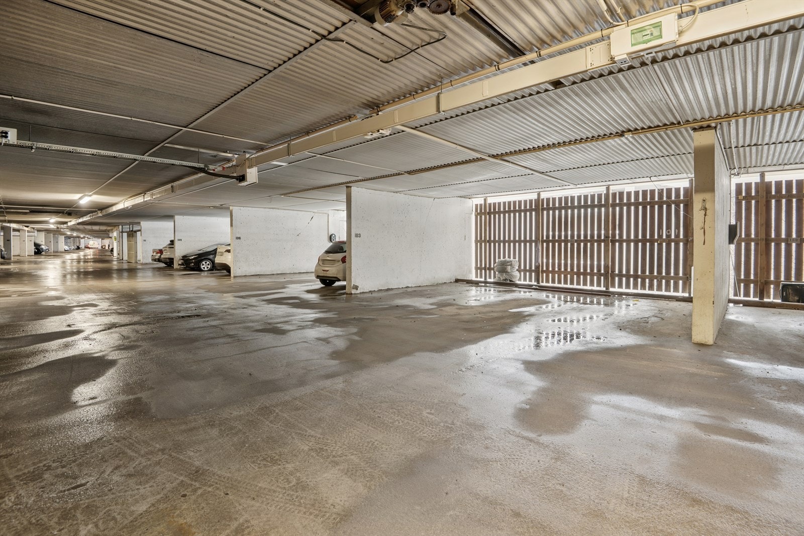 Felles garasjeanlegg. Det medfølger en garasjeplass. Galleribilde