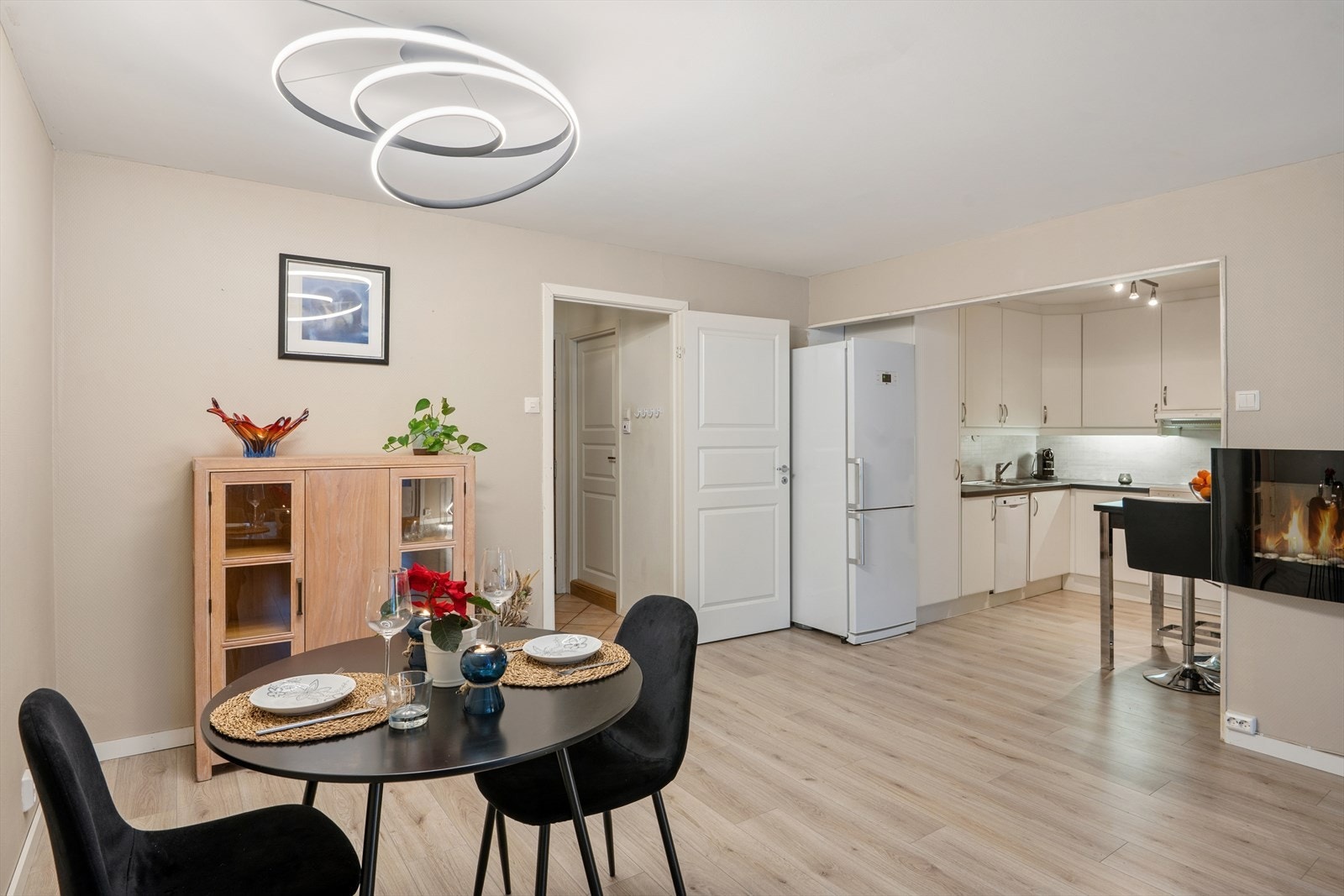 Kjøkkenet er innredet med profilerte fronter og en praktisk laminert benkeplate som gir et tidløst uttrykk. Galleribilde