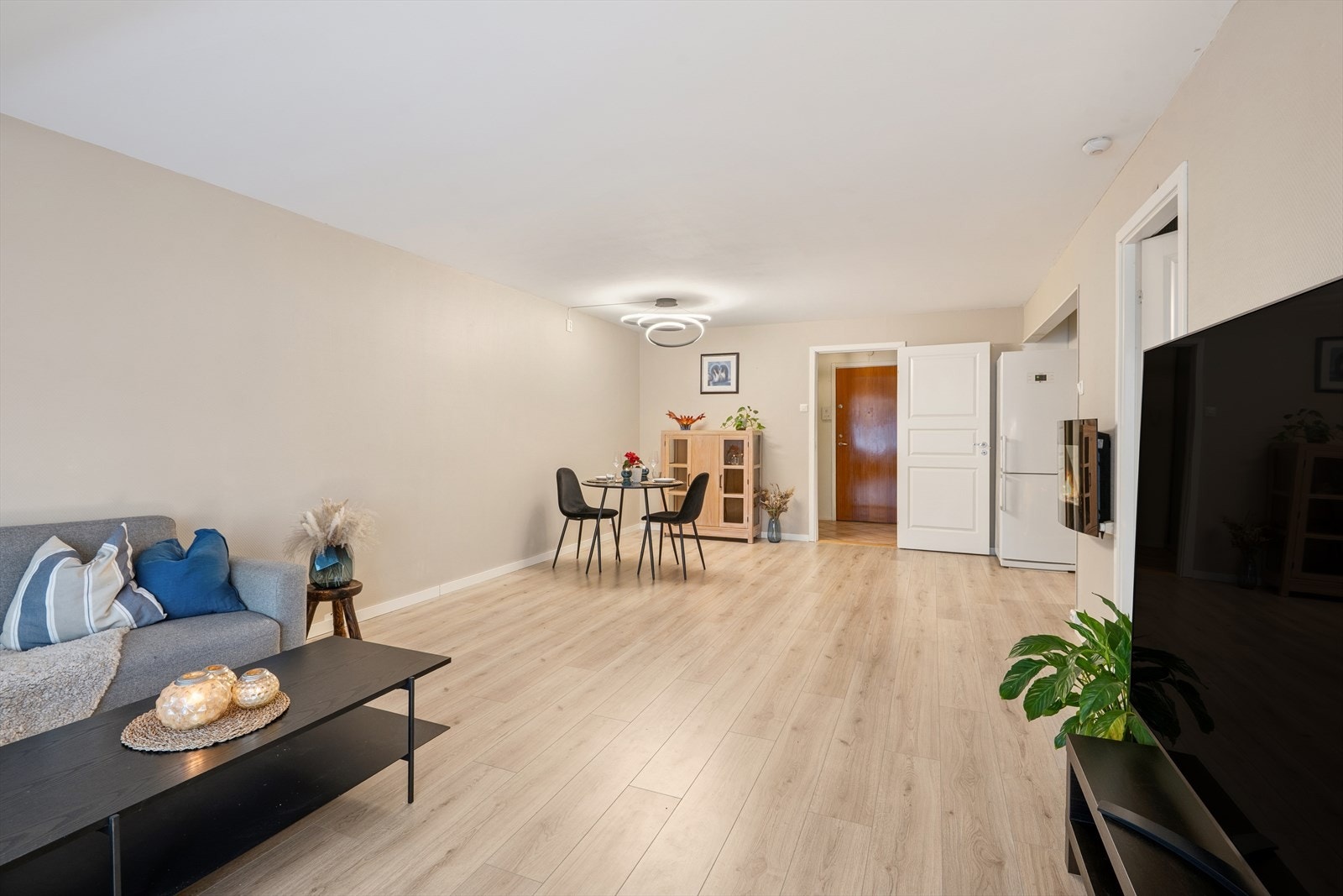 Laminatgulv og veggene er malt i en lun og behagelig fargetone. Galleribilde