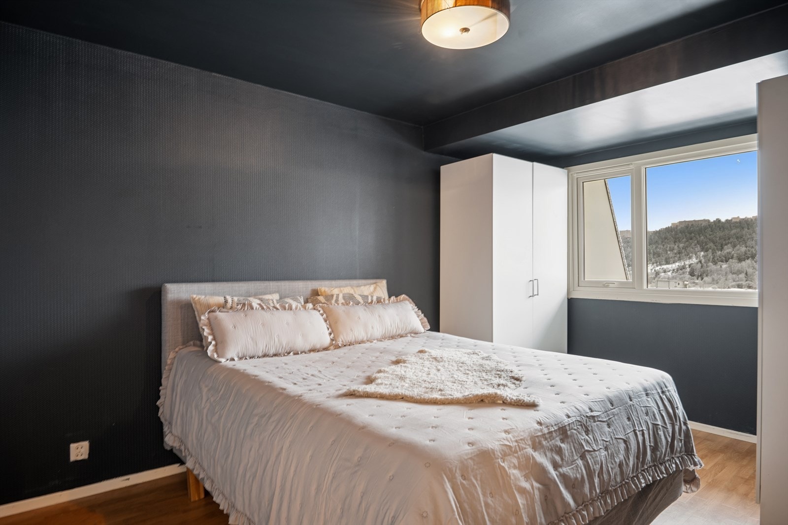 Store vindusflater gir naturlig lys til rommet. Galleribilde