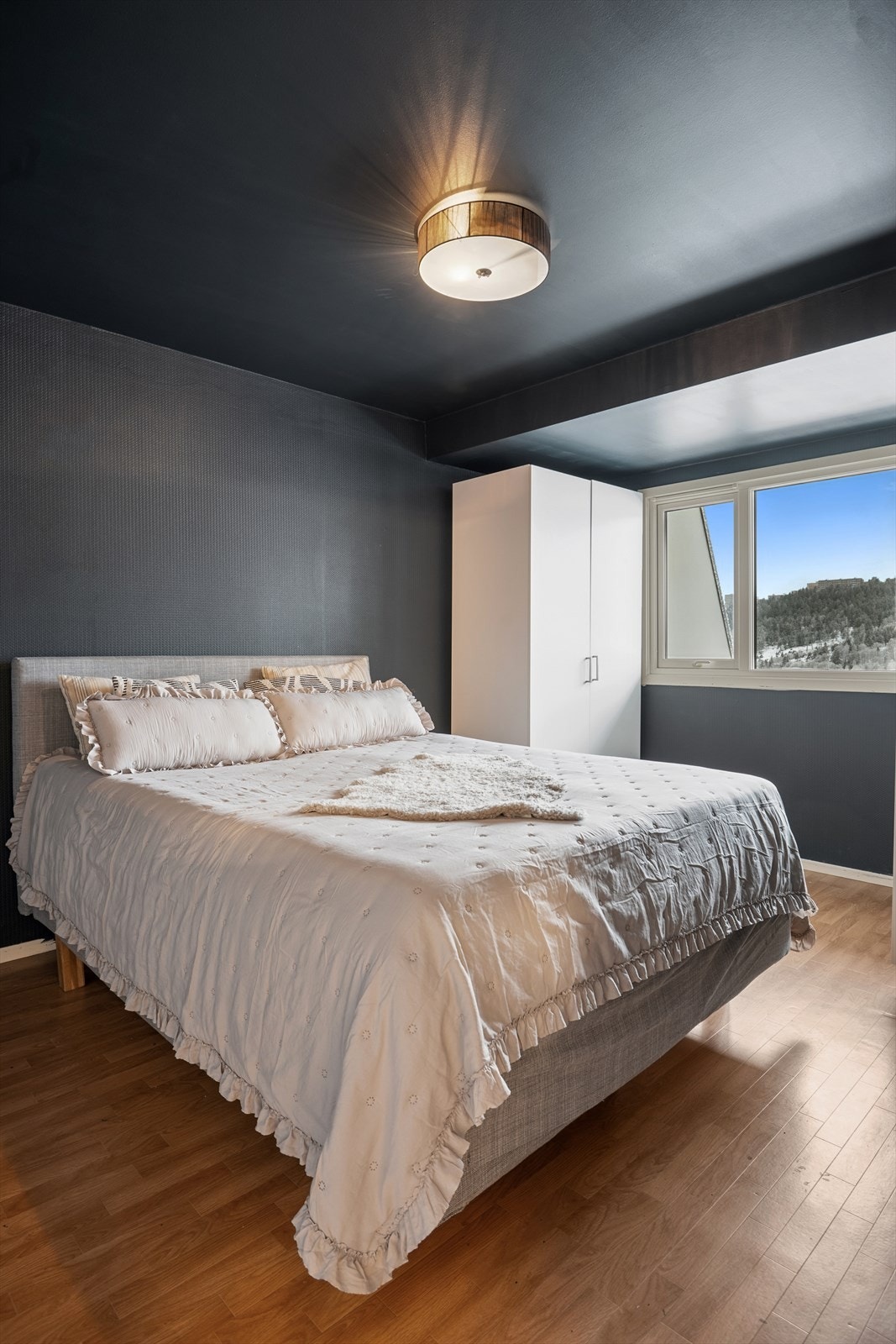 Soverommet er romslig og fleksibelt, med god plass til seng, nattbord, garderobeløsning og møblering etter eget ønske. Galleribilde