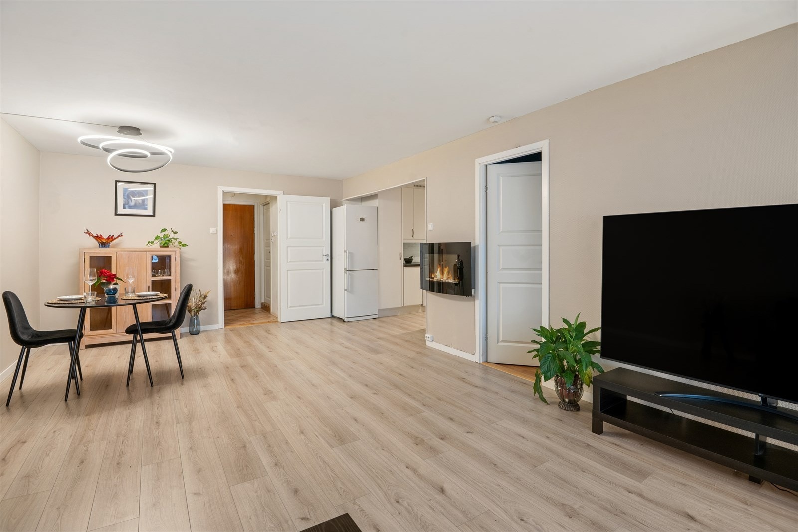 Den åpne stueløsningen bidrar til en romslig atmosfære. Det er god plass til og samle familie og venner til hyggelige lag. Galleribilde