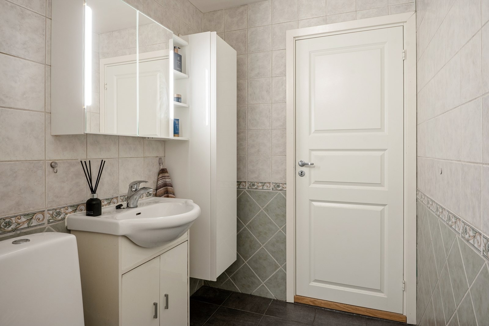 Flislagte vegger og gulv med elektriske varmekabler gir et praktisk og komfortabelt baderom. Galleribilde