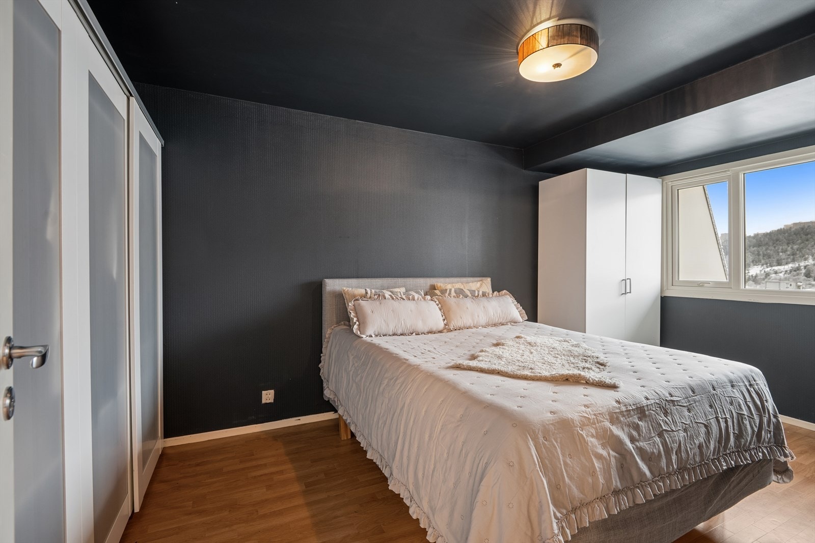 Garderobeløsning med skyvedører gir praktisk og plassbesparende oppbevaring. Galleribilde