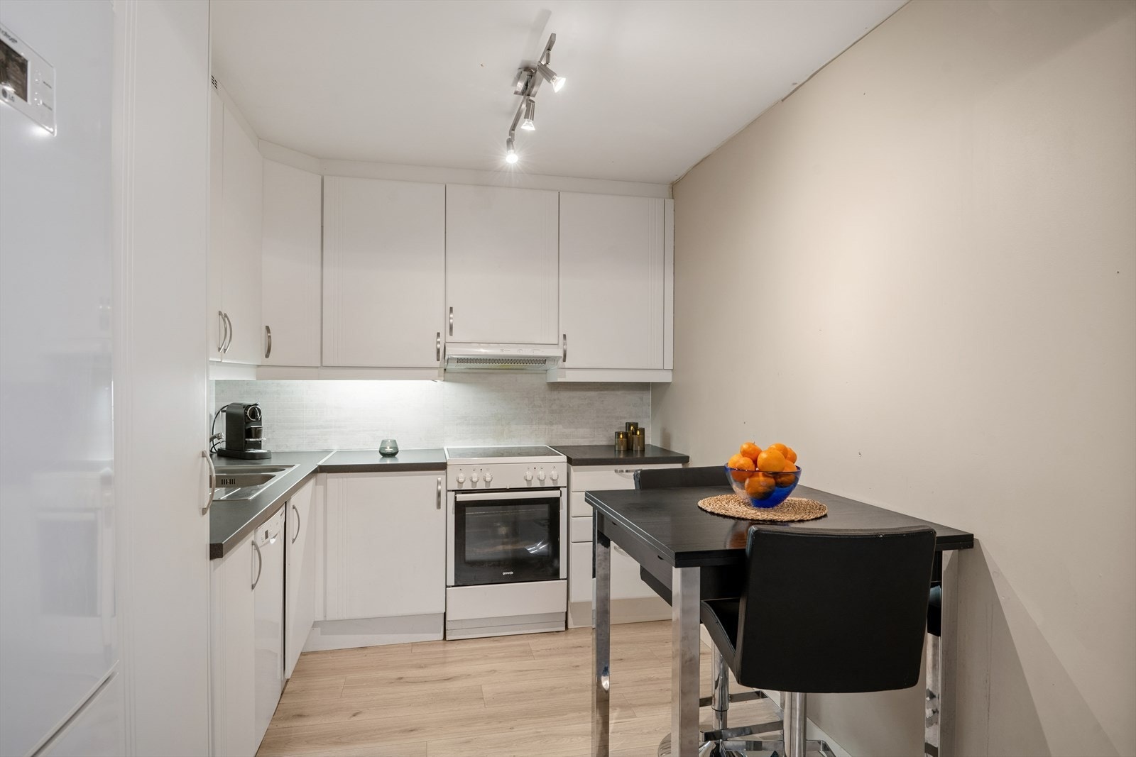 Stuen har en åpen planløsning som gir god romfølelse og enkel møblering. Galleribilde