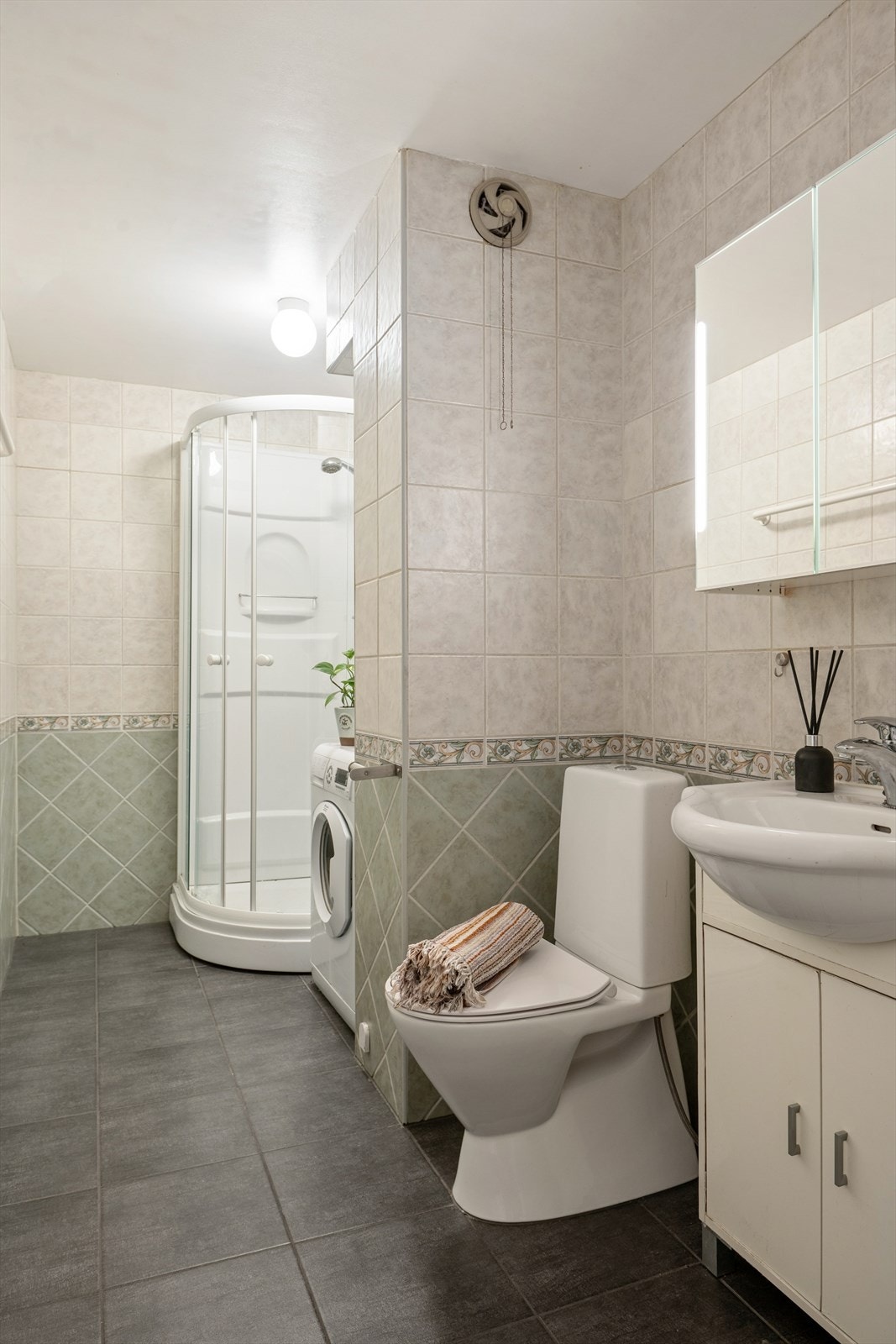 Dusjkabinett og opplegg for vaskemaskin gir effektiv utnyttelse av våtrommet. Galleribilde