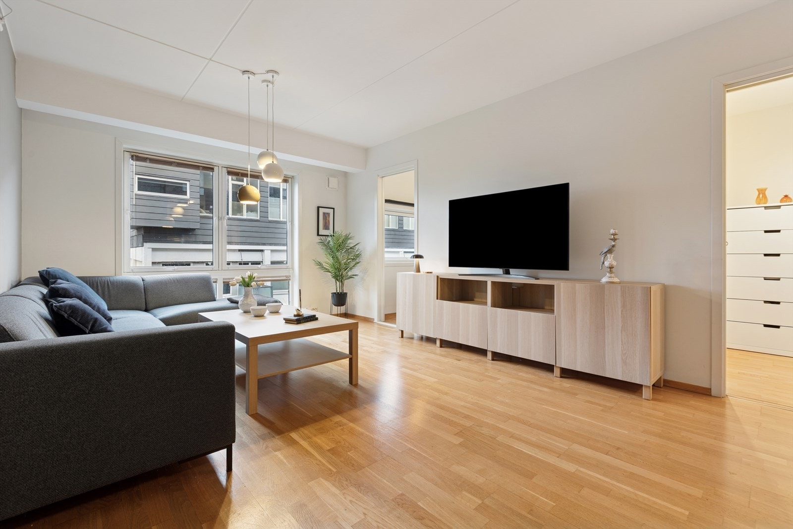 Stuen har store vinduer som gir gode mengder dagslys Galleribilde