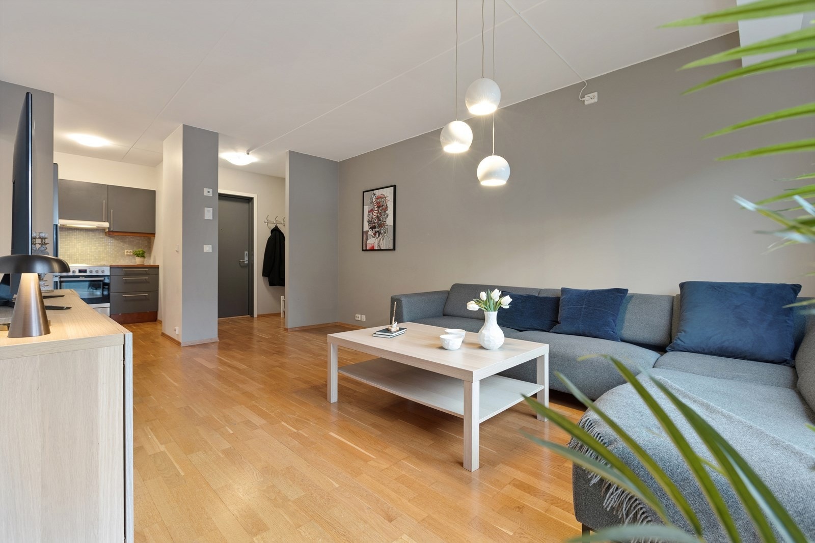 Stuen er av god størrelse med flere møbleringsmuligheter Galleribilde