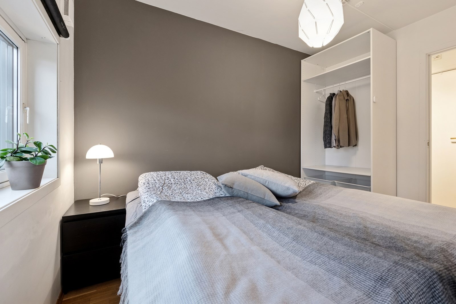 Soverom med moderne fargevalg og garderobe Galleribilde