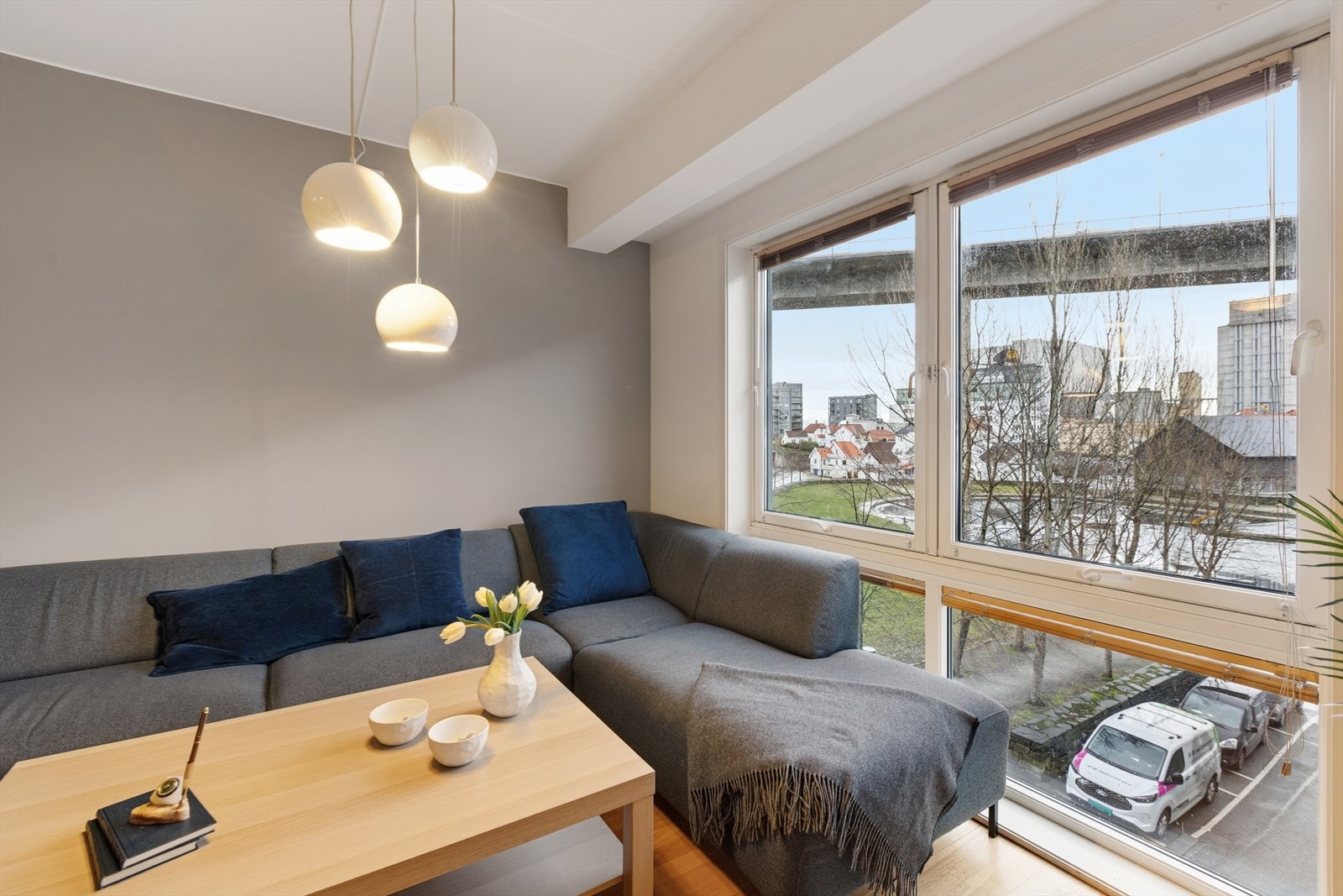 Stuen er lys og har fin utsikt ned til badedammen Galleribilde