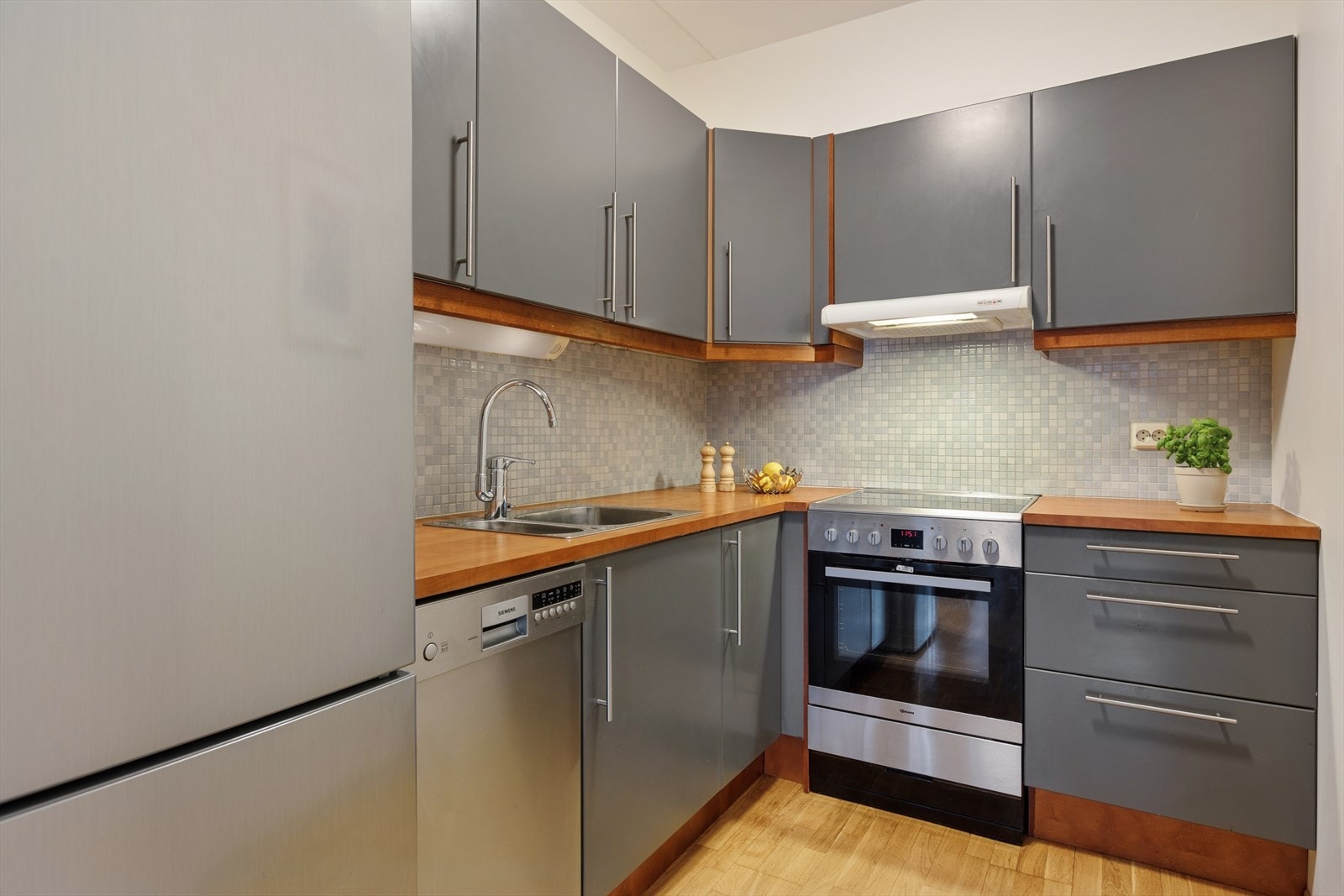 Åpen kjøkkenløsning som knytter oppholdsrommet sammen Galleribilde