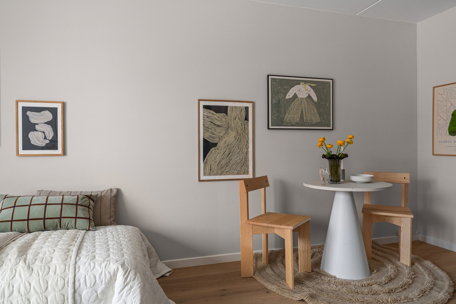 Mellom oppholdsrommet og stuen er det plass til et hyggelig spisebord. Galleribilde