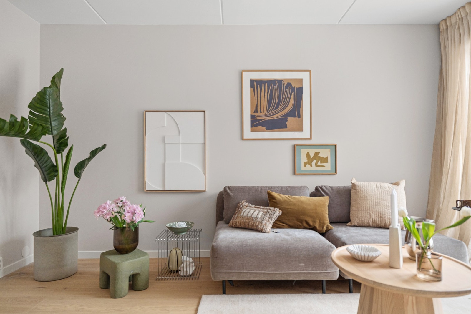 Her er det fin plass for sofa med tilhørende møblement og seng. Galleribilde