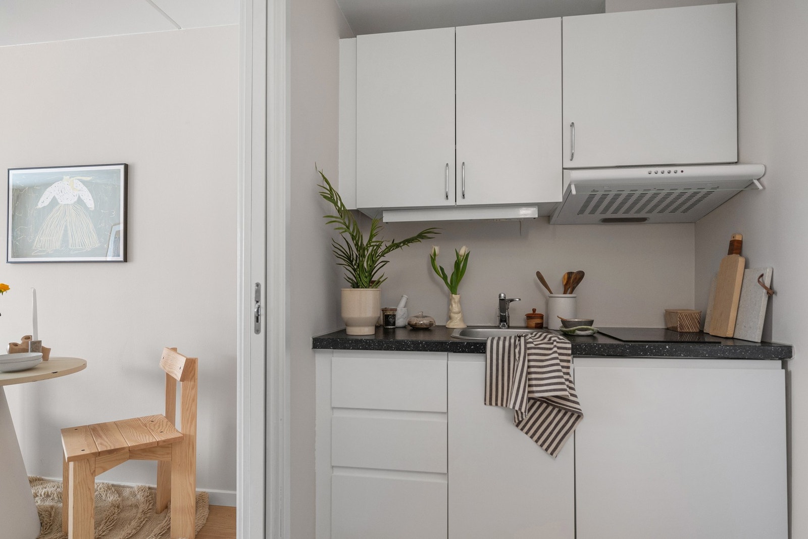 Det er keramisk topp og integrert kjøleskap. Galleribilde