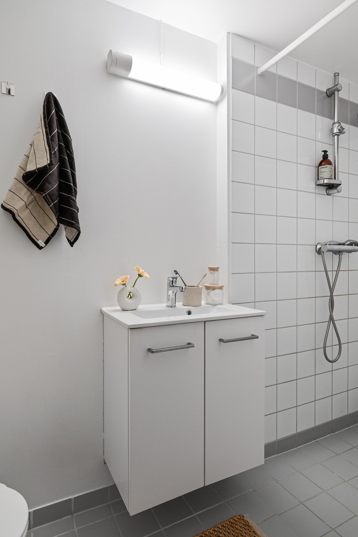 Lyst og delvis flislagt bad/wc. Badet har behagelige varmekabler i gulv. Galleribilde