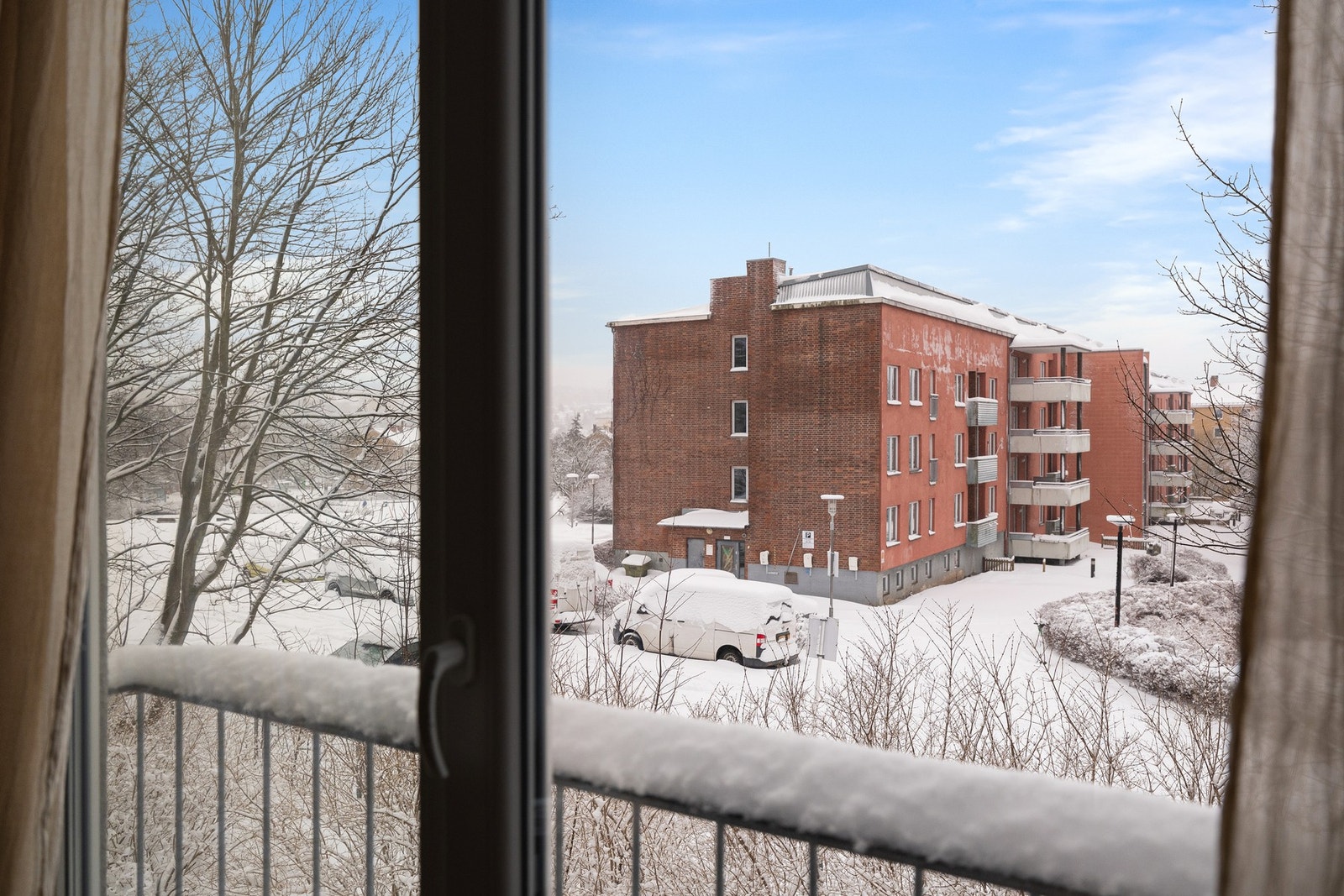 Det er fransk balkong med stor vindusflate som gir mye dagslys inn i leiligheten. Galleribilde