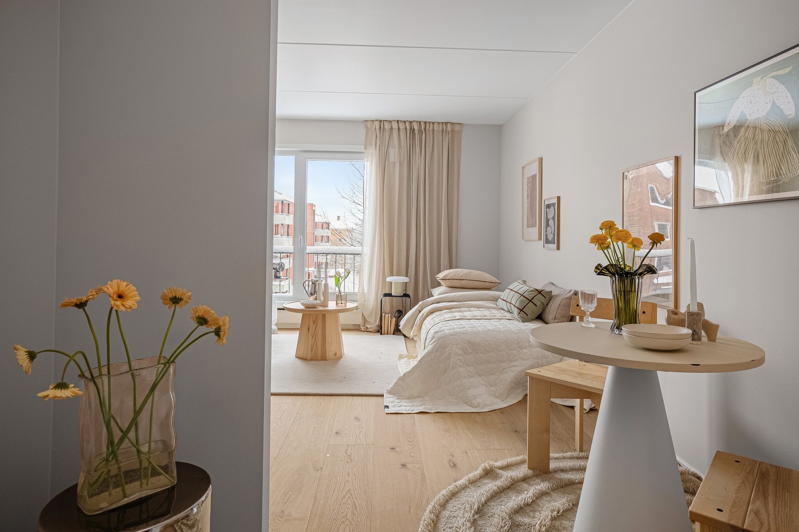 Stue og kjøkken er adskilt via plassbesparende skyvedør. Galleribilde