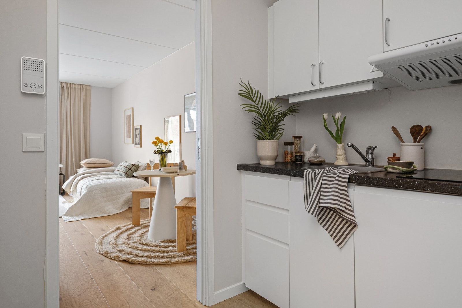 Tidsriktig glatt innredning med soft close på skuffer, laminat benkeplate med nedfelt stålkum og armatur. Galleribilde