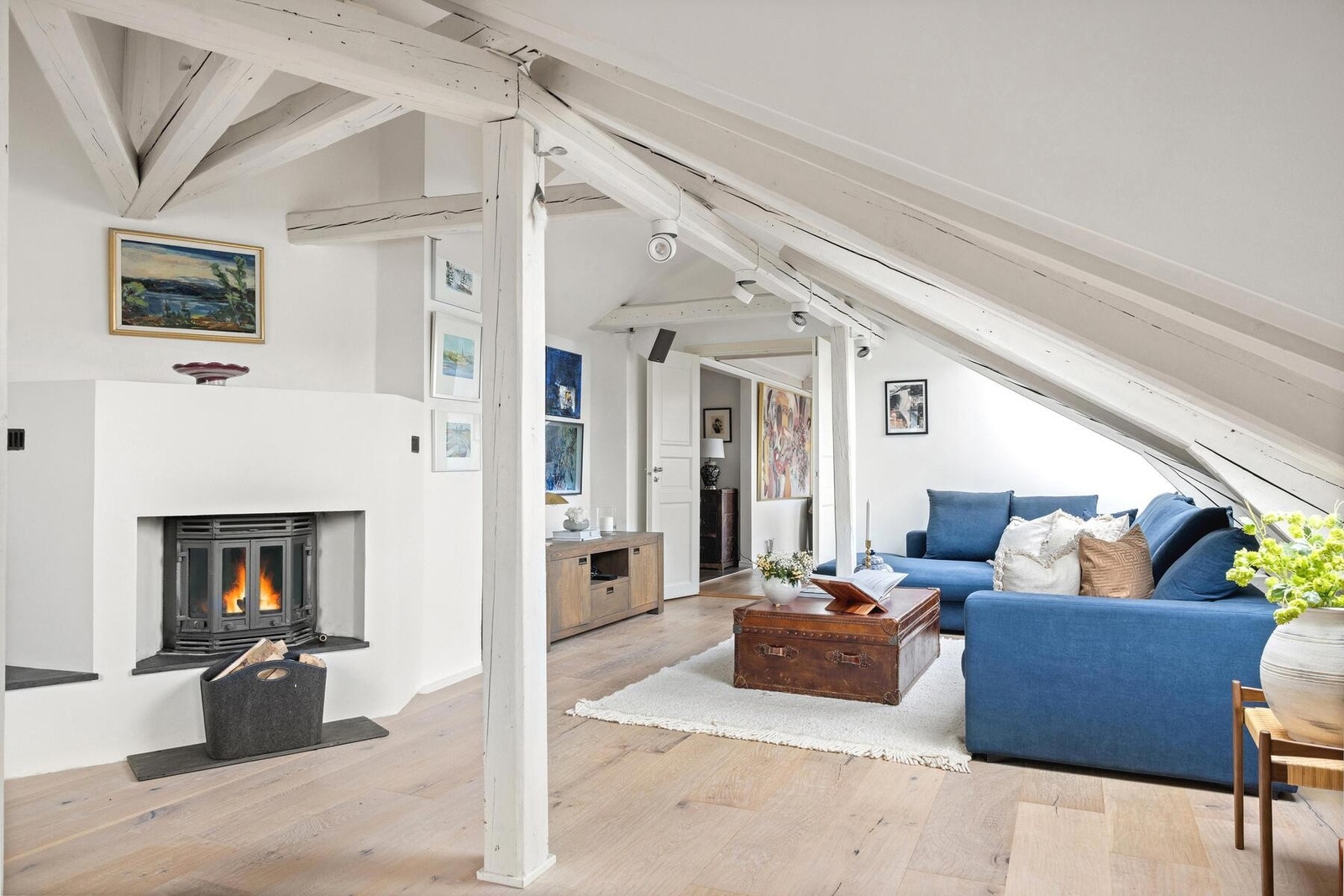 I stuen er det en flott peis som gir en hyggelig stemning og god varme Galleribilde