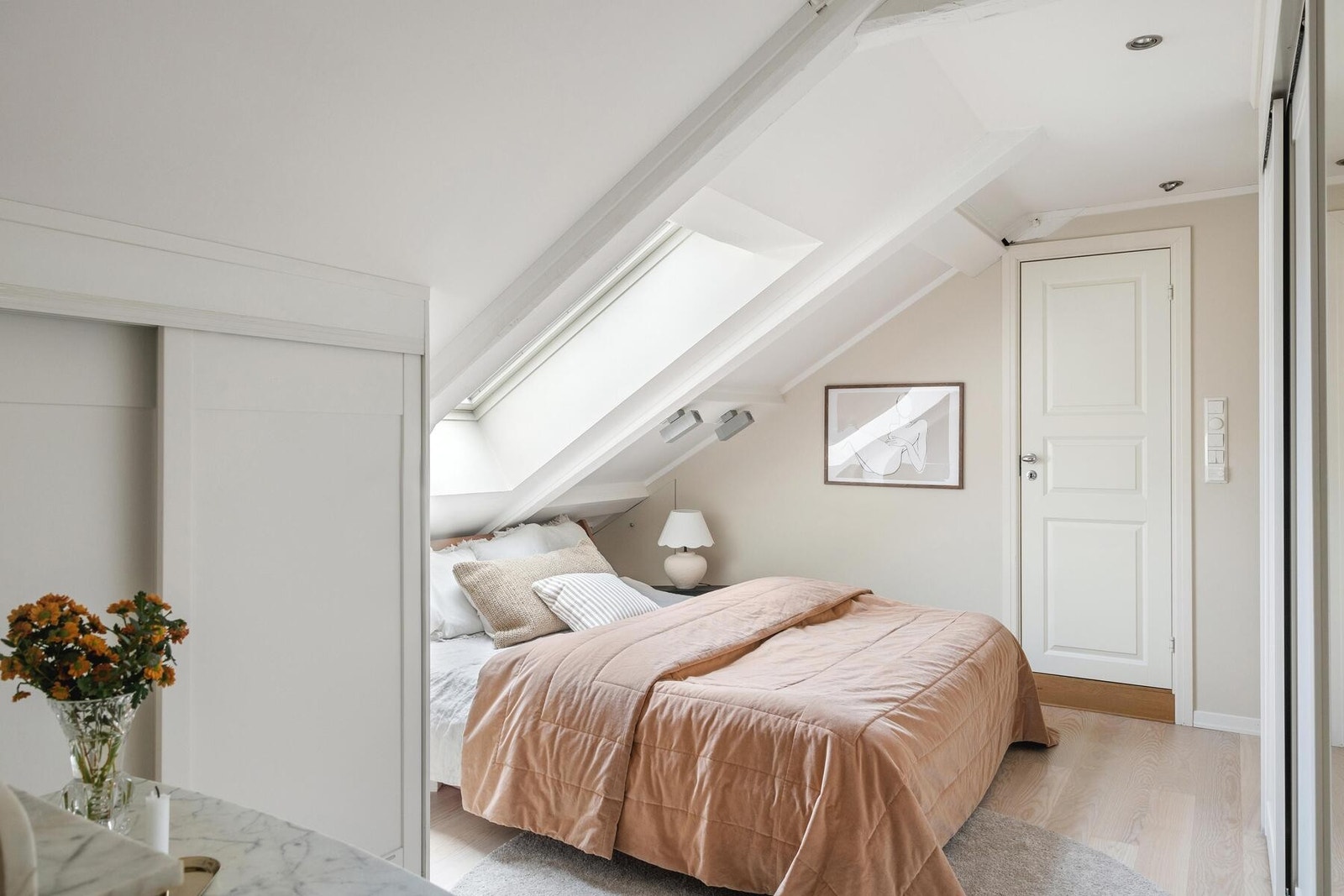 Hovedsoverom av god størrelse med plass til dobbeltseng, nattbord på begge sider og et stort garderobeskap Galleribilde