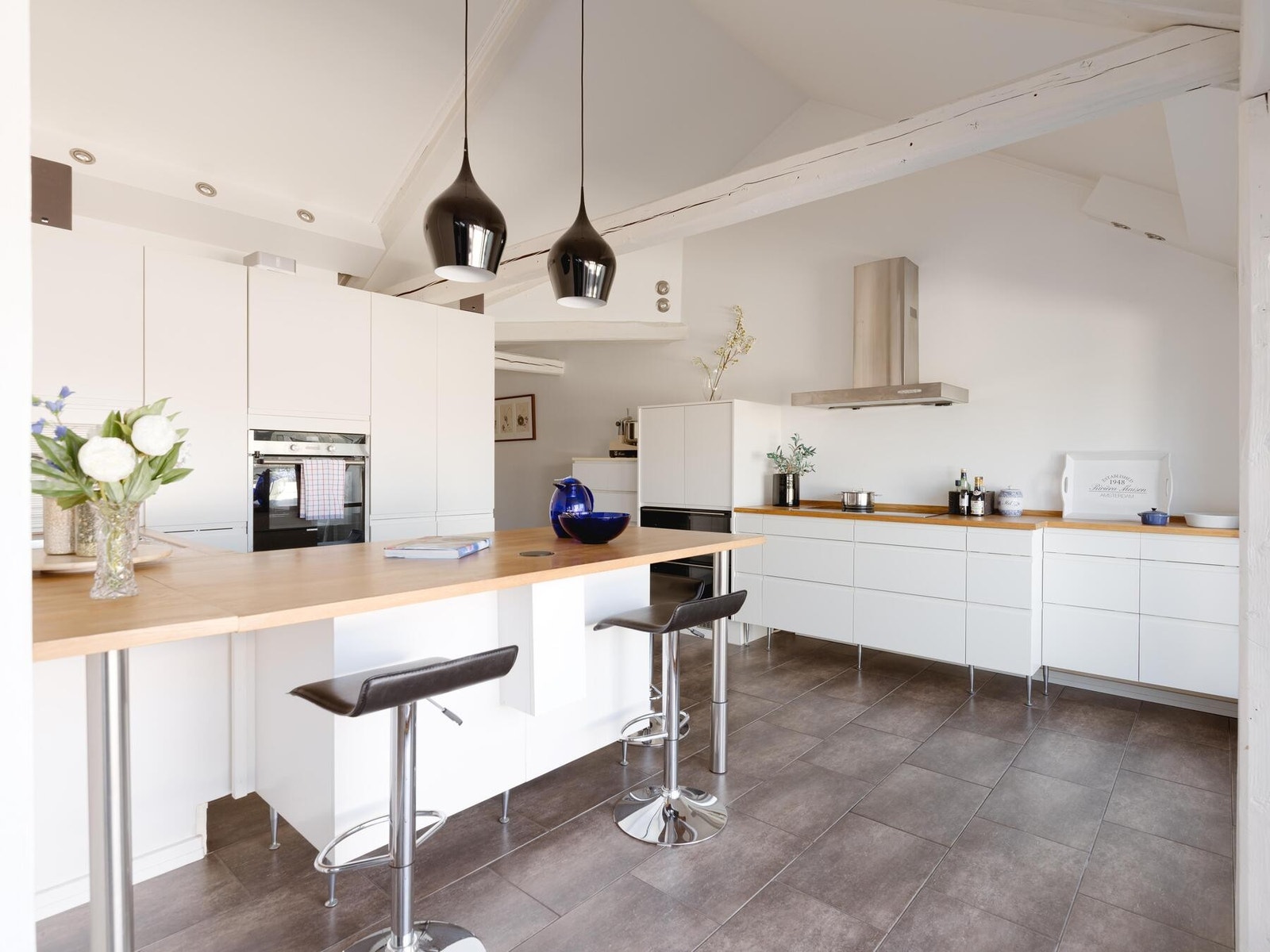 Fra spisestuen er det åpen løsning mot luftig kjøkken Galleribilde