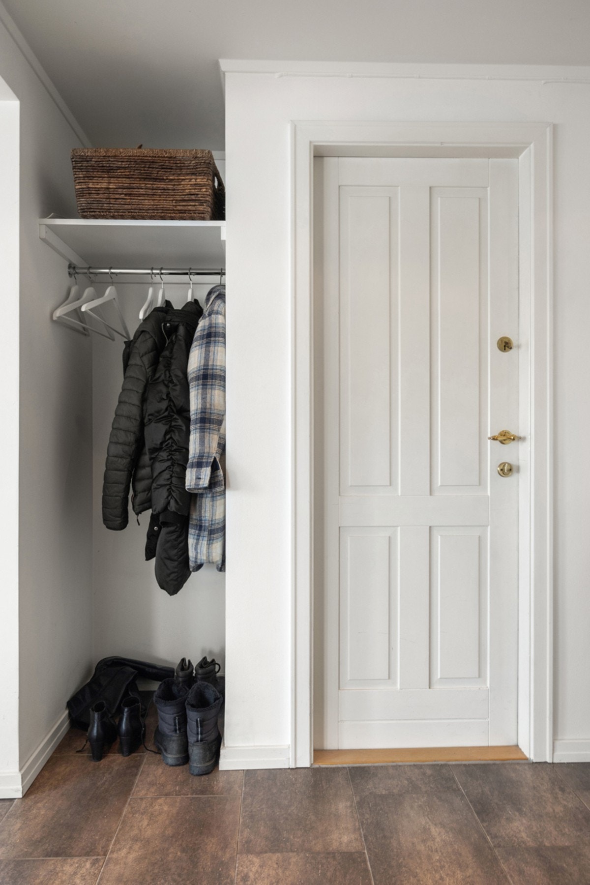 I gangen er det rikelig med plass til oppheng av yttertøy og oppbevaring av sko i nisje Galleribilde