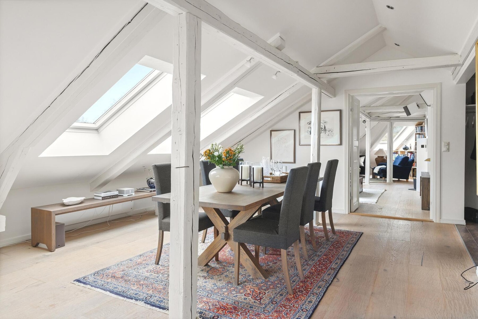 Leiligheten har en meget romslig og lys spisestue med plass til et stort spisebord og annet møblement Galleribilde