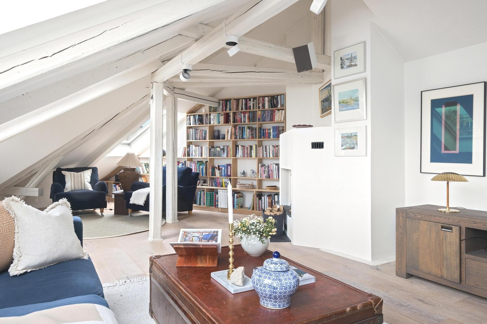 Innerst i stuen er det plass til bokhylle, lesestoler og skrivebord i karnapp Galleribilde