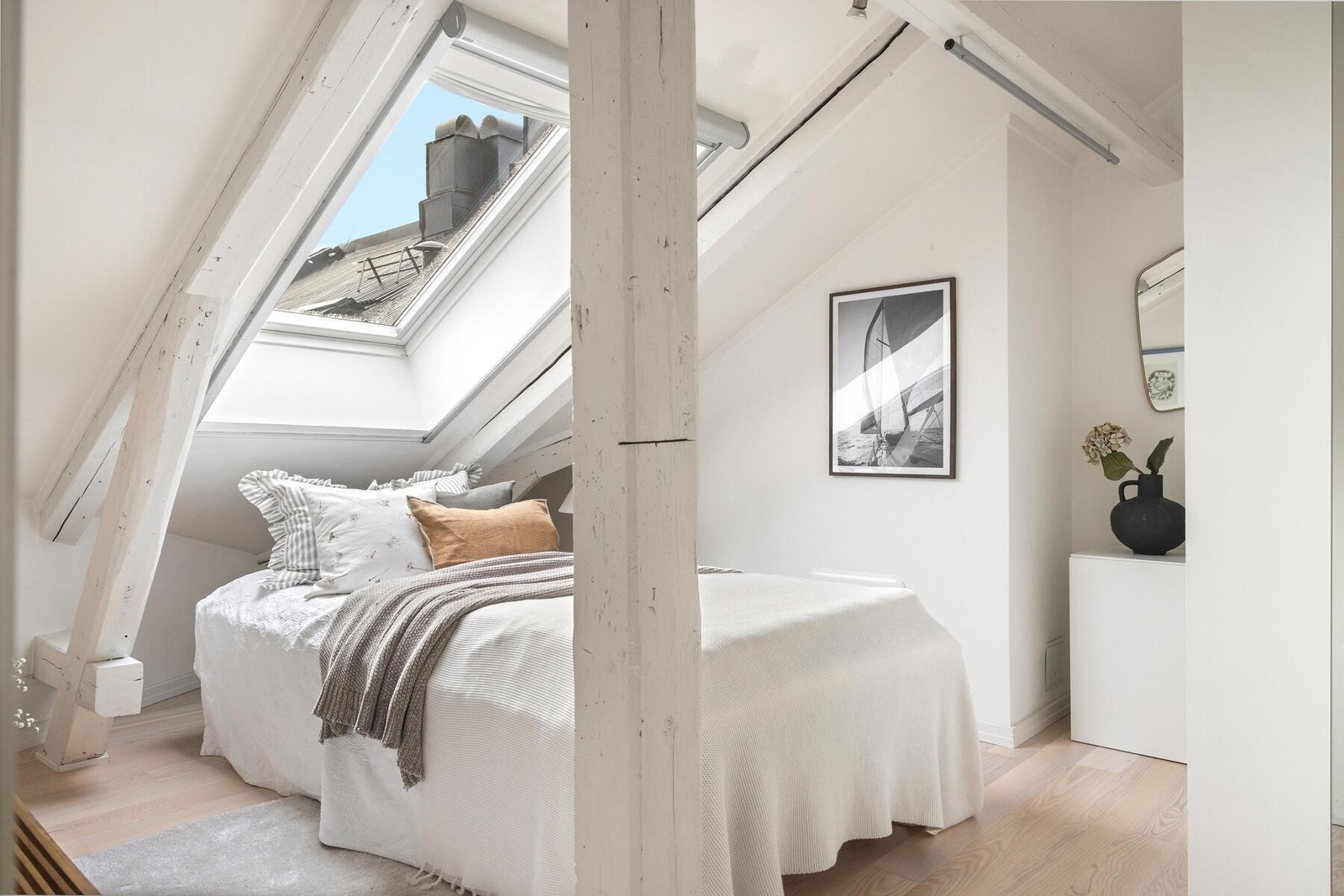 Soverom 2 med stort vindu med lufteventil og solskjerming Galleribilde