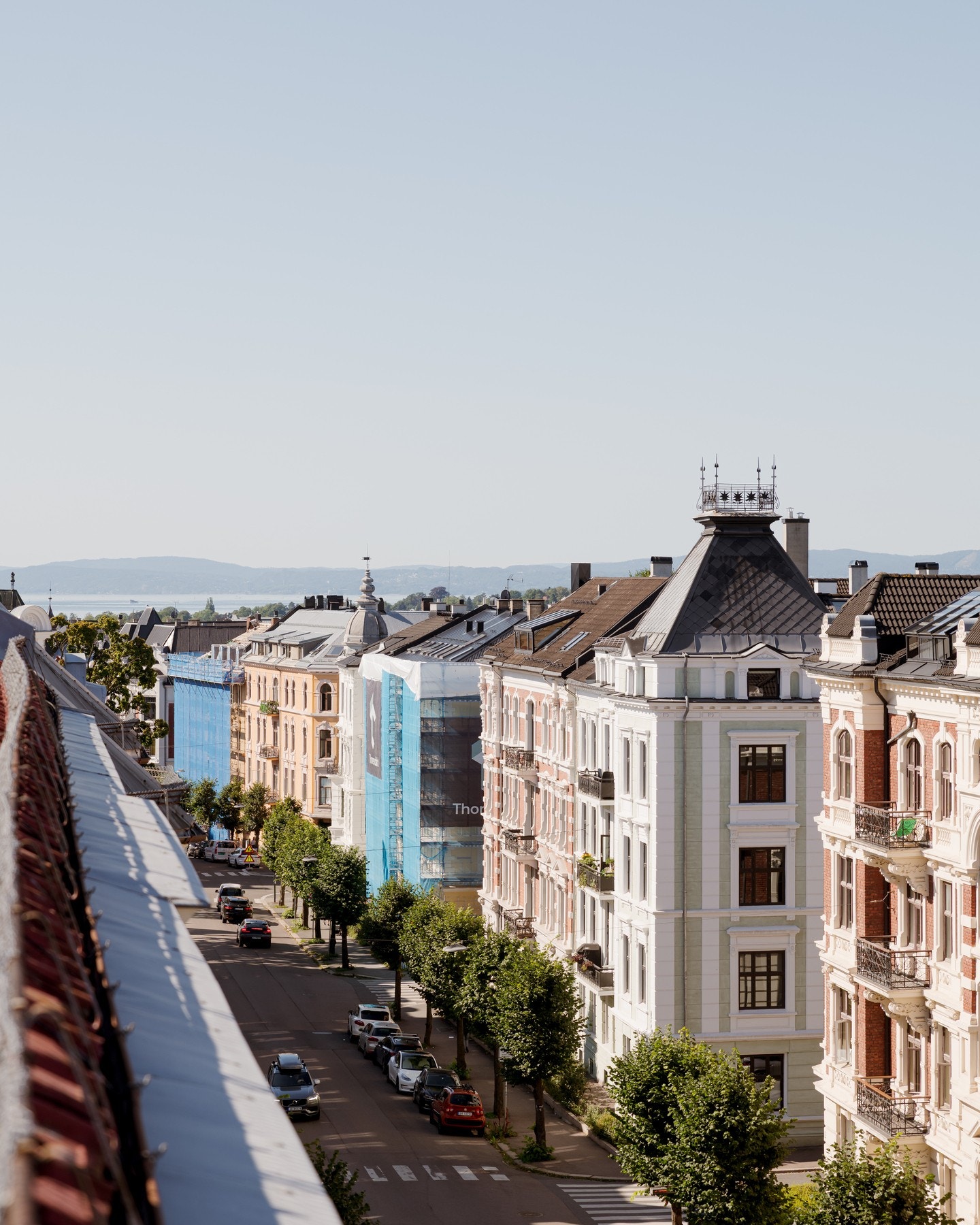 Fra terrassen er det fantastisk utsikt over hustakene på Frogner og Oslofjorden Galleribilde