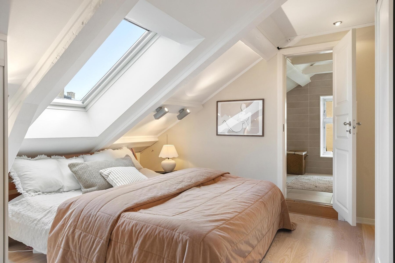 Takvinduet sørger for gode lysforhold, og det er direkte tilgang til eget bad Galleribilde