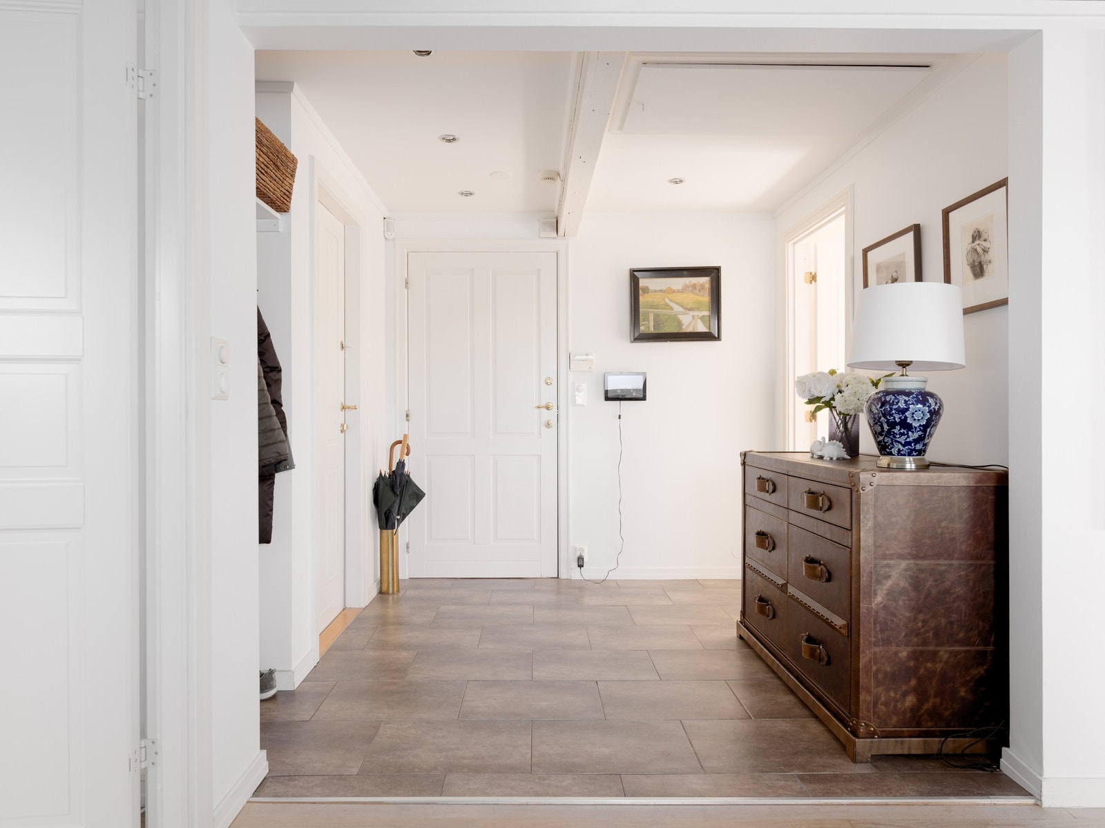 Romslig, innbydende entré som gir et godt førsteinntrykk av boligen Galleribilde