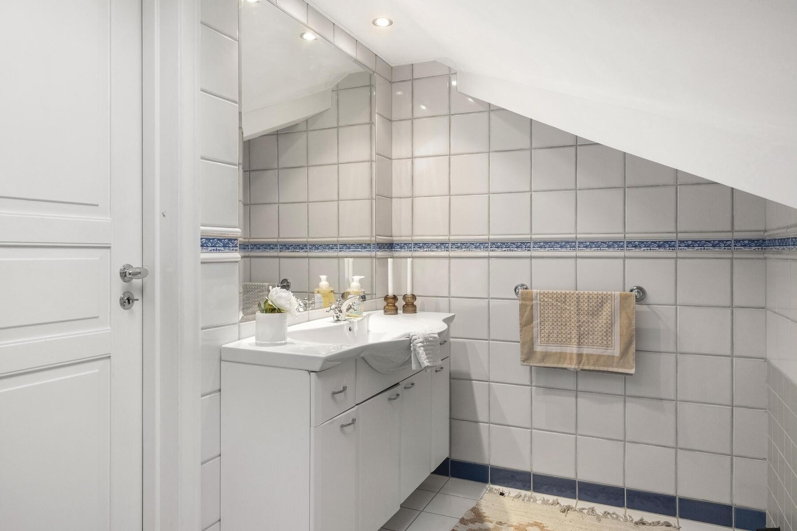 Videre har boligen også et flislagt vaskerom Galleribilde