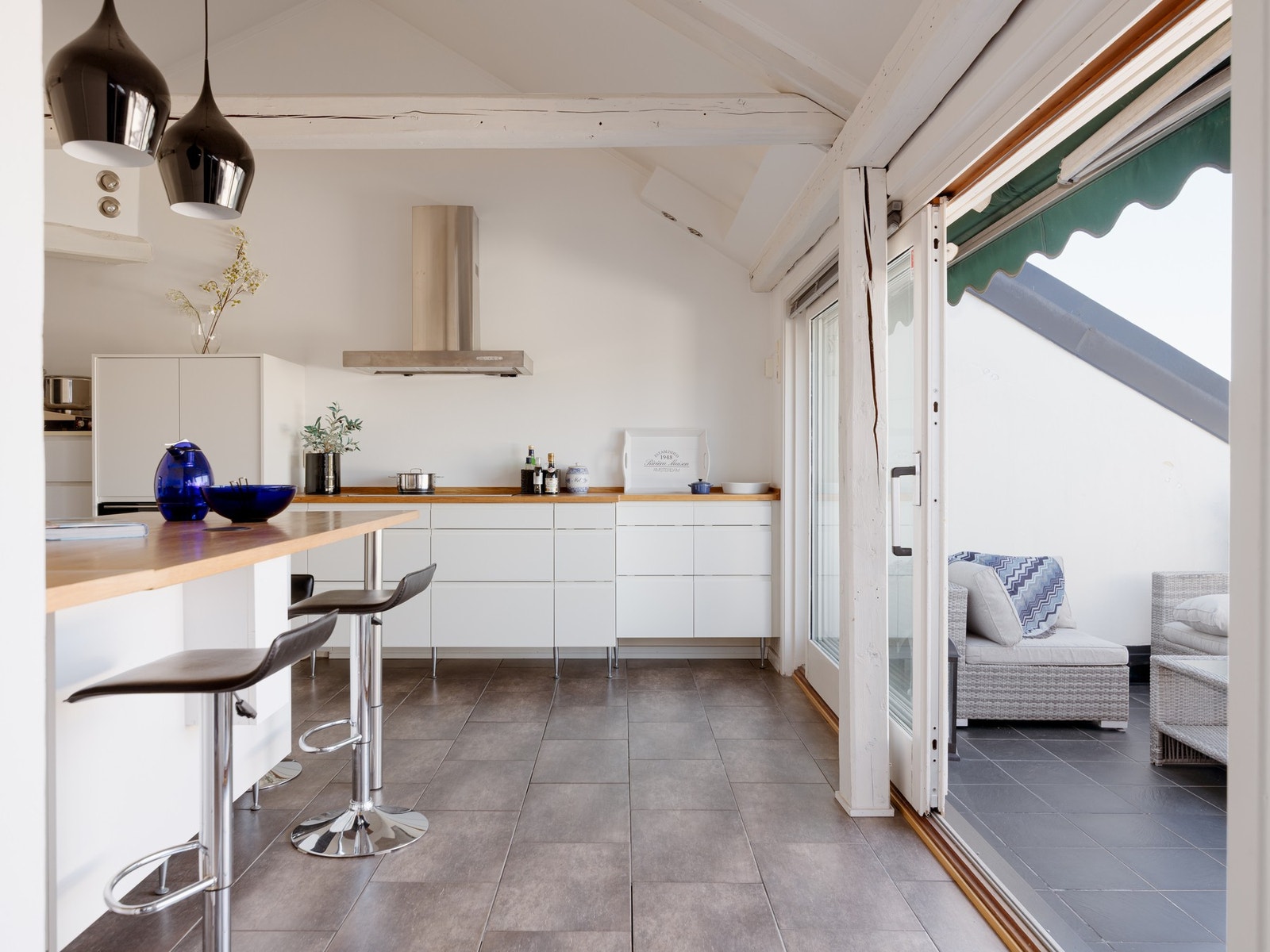 Fra kjøkkenet er det utgang til en solrik, privat takterrasse på ca. 12 kvm Galleribilde