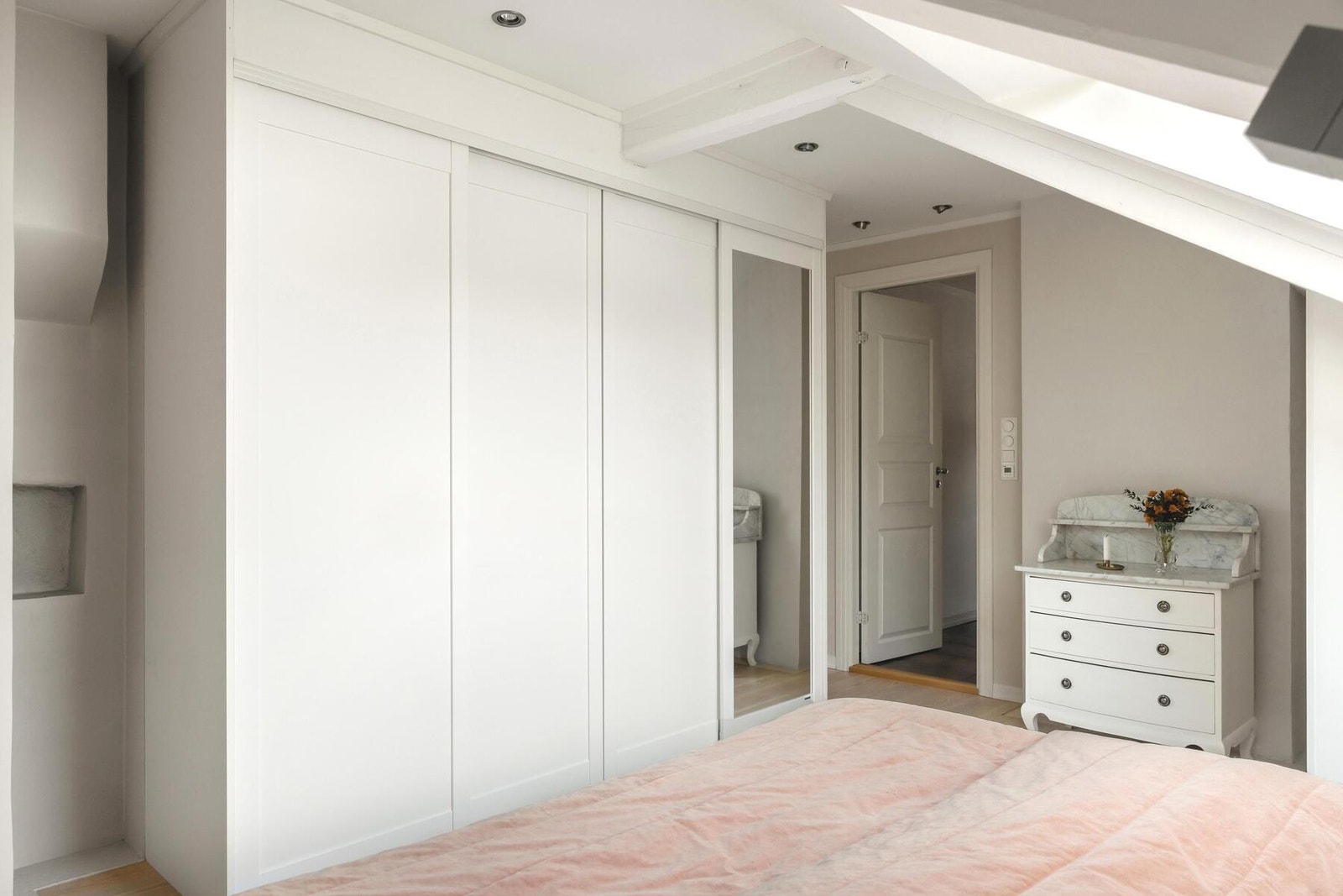 Stor og pen skyvedørsgarderobe med masse oppbevaringsplass Galleribilde