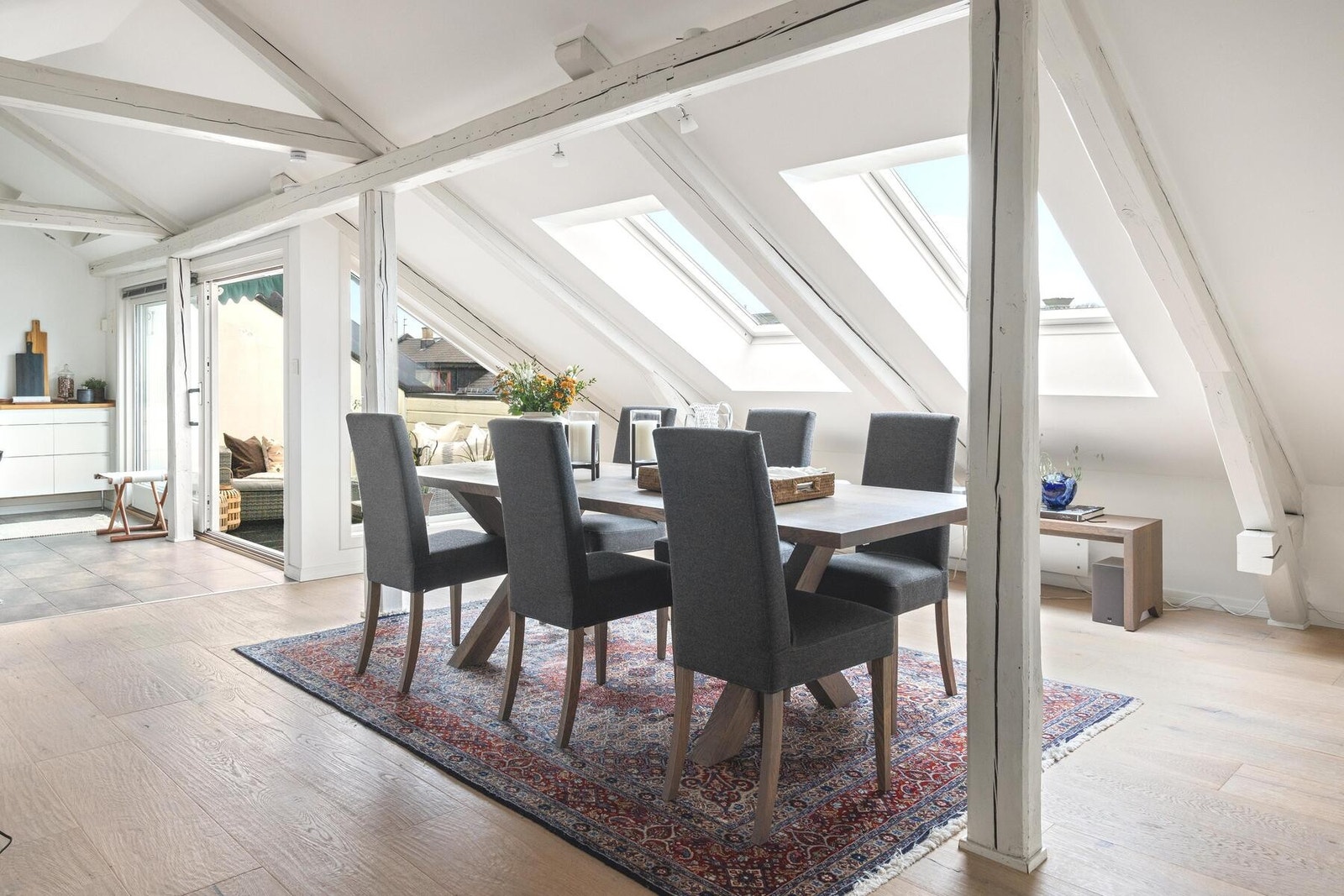 PrivatMegleren Aksept v/Ida Myhrvold har gleden av å ønske dere velkommen til denne store og nydelige toppleiligheten på Frogner! Foto/ Tommy Larsen Galleribilde