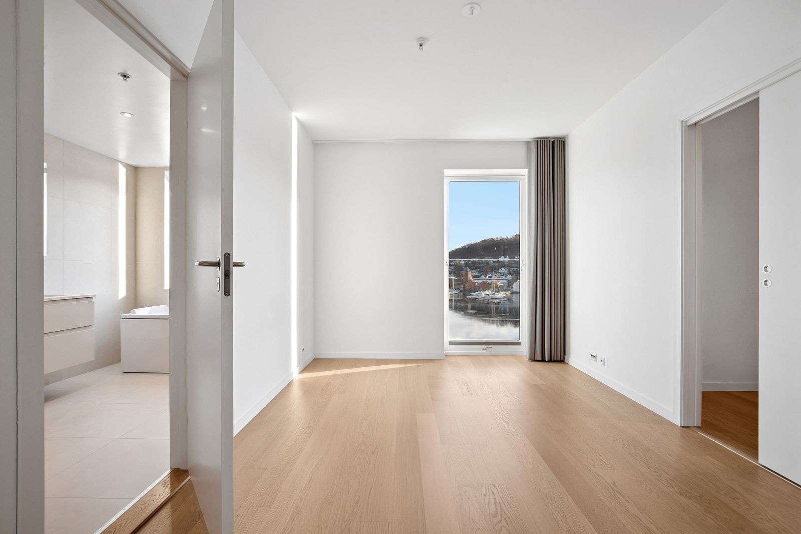 Hovedsoverom har direkte adgang til eget bad Galleribilde