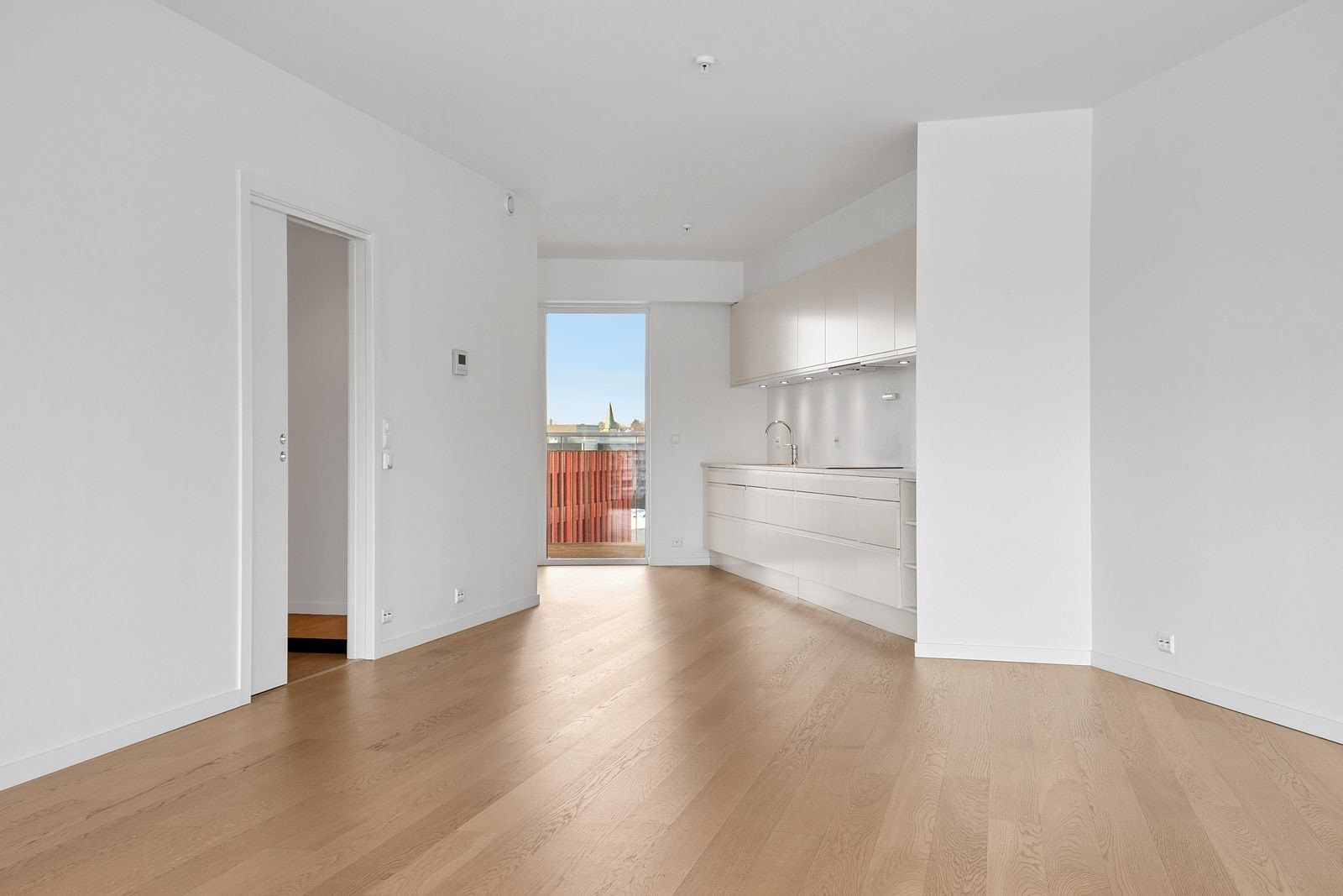 Fra stue har man direkte adgang til kjøkken i delvis åpen løsning Galleribilde